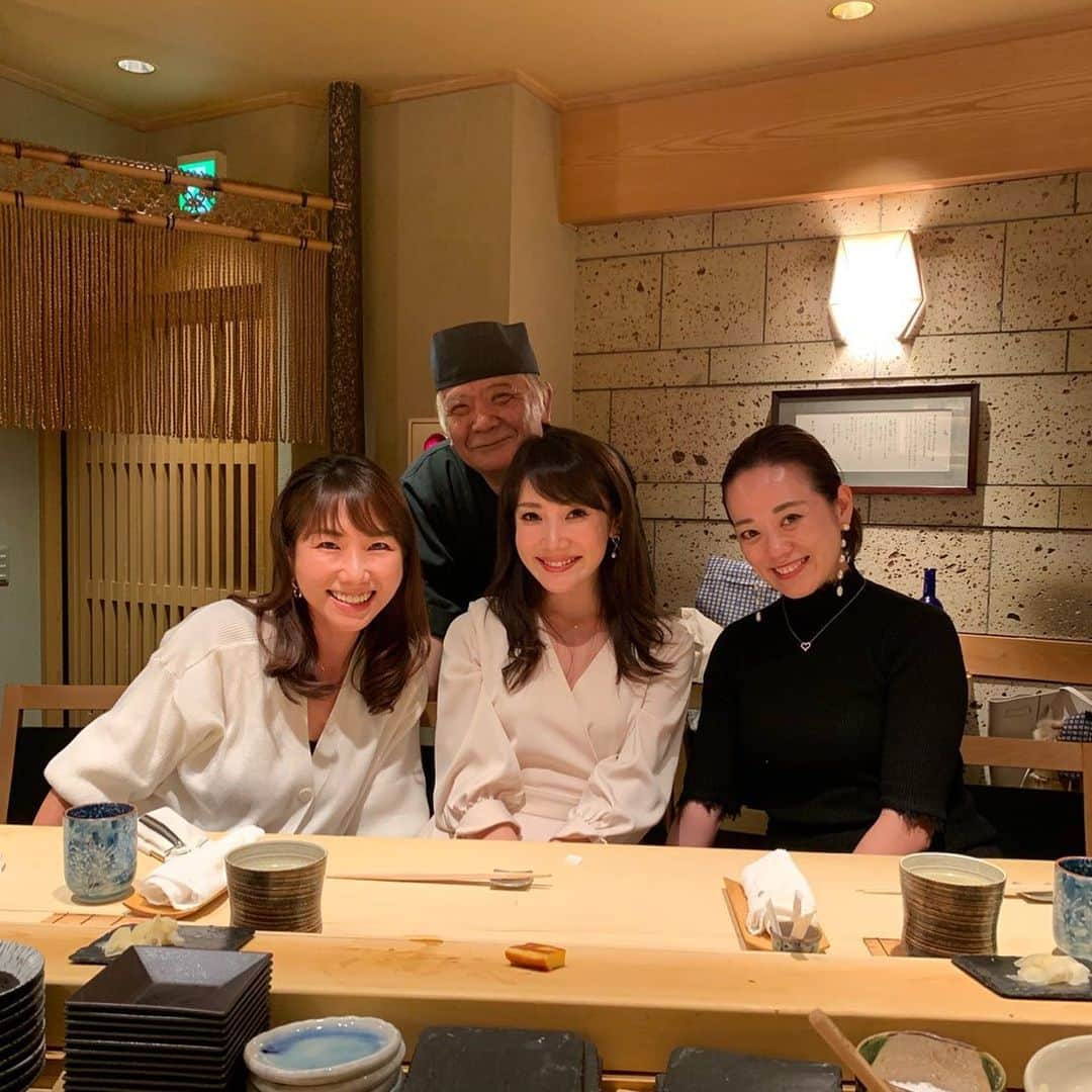 沢瀉美緒さんのインスタグラム写真 - (沢瀉美緒Instagram)「※ About yesterday ✨. . Triple M dinner with sushi 🍣 . . 昨夜はトリプルMでお寿司ナイト✨ @miki__yoshida @mie721 @mio_omodaka 🤣 . 小さめのシャリで写真以外にも たくさん握ってくださったご主人。 . カウンターのお隣さんとも仲良く おしゃべりしながら美味しいお寿司と お酒に舌鼓🥃🍾🍺 . 風が強くなってきました🌀 皆様もどうぞお気をつけてください。 . . #sushi #お寿司 #鮨 #三原橋銀九郎 #銀九郎 #friends #友達」10月12日 15時54分 - mio_omodaka