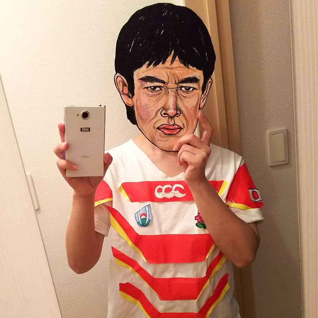 sweet_strawberryさんのインスタグラム写真 - (sweet_strawberryInstagram)「【#スクールウォーズ 🏉】 【ラグビーは人生そのものだ。ボールに対する執着心が勝利を呼ぶように、最後まで諦めない執着心が人生には必要なんだ。】｢スクールウォーズ｣より抜粋。←わざわざ｢スクールウォーズ 名言｣って検索した笑 【#山下真司 】さんの似顔絵描くにあたって、画像検索したら、山下真司さんがユニフォーム(ラグビーはジャージって言うんだね)を着てるシーンが出てきて、今の日本代表のユニフォームと同じような赤と白の縞と、左胸のエンブレム刺繍ワッペンが、今と同じ【🌸桜のマーク】が付いてて！…え？こんな昔から同じエンブレムが受け継がれてたのか？って驚いた！🏉最近デザインされた桜のマークかと思ってた🌸 🔰さすがに、今回のワールドカップで初めてラグビー観てみた｢にわかファン｣過ぎる知識の無さですみません。 🏉明日予定のスコットランド戦は、以前に負けてるからリベンジしたいって選手たちの気持ちと、選手たちもきっちり勝って、ベスト８に進みたいって意思だし、 台風で危険にさらされるのは良くないので、中止で引き分け、致し方ないけど、 スコットランドは強そうな実績だし、文句なしに試合をして、結果でベスト８･決勝リーグに進めたら、気持ちいいね楽しいね🎵 中止で決勝トーナメントに進めるのも結局はヤッター！って嬉しいし😀🎵 明日の試合、どうなるんだろ？ なんとか、開催されるかな。 やっぱり、🏆ワールドカップとなると、日本全体が一丸となってお祭り騒ぎで応援しちゃう渦に飲まれて、私も急にワイワイ日本戦は観ちゃうけど📺、他の国の試合も観ようとはまだまだならない私だけど💦(現金な奴だ😝) 選手の顔がアップになった時📺、顔に芝生が付いてるの、一生懸命なプレーの証、そんなの構ってない真剣な姿が、余計に心にグッとくるんだけど、 声掛け合ったり、集まったりする時に、選手同士で、付いてるよ！とか取ってくれたりしないのかな？って思っちゃう。←男同士でそんな事する訳ないか？🤣 🏉#頑張れ日本 #似顔絵#クレヨン#手描き#お面#顔ハメ #にわかファン#ラグビー#ワールドカップ#ものまね#ハロウィン仮装#手作り衣装#なりきり#再現#昭和レトロ#ドラマ#旬」10月12日 16時03分 - sweet_strawberry