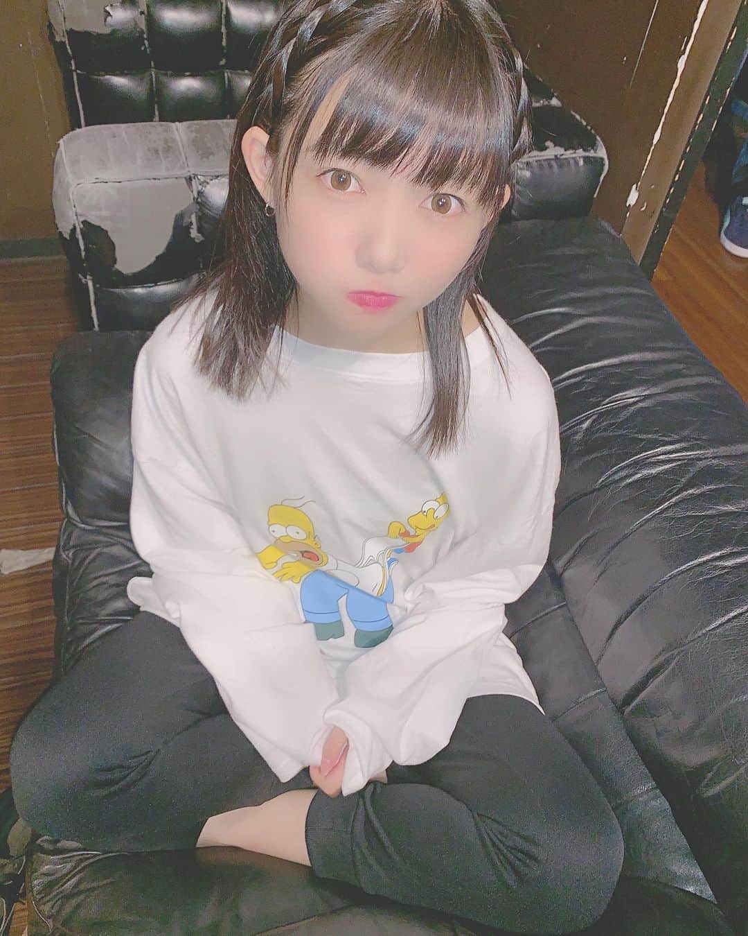 のインスタグラム：「今日はみんなでひきこもろうね🥺 . . #japanesegirl #japan #instgood #followme #シンプソンズ #ロンt #トラックパンツ #adidas #adidasoriginals」
