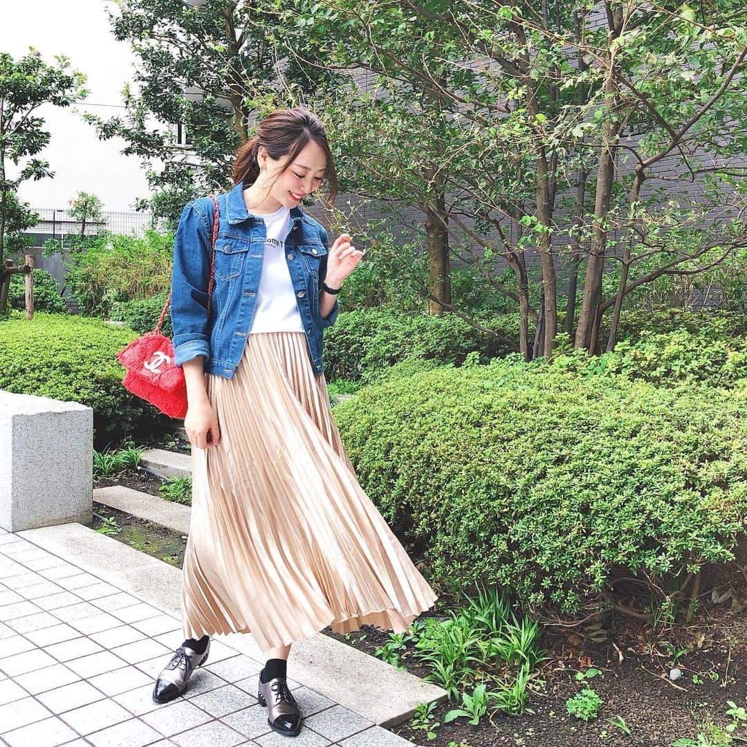 のインスタグラム：「台風、心配ですね…😖 . 昨日スーパーを何軒かハシゴしたのですが、どこも品薄で驚きました💦 東京もまだ上陸していないにも関わらず、すでにこの雨風の強さに心配です💦 . 皆さん、外出は避けて、気をつけてくださいね🥺 . . . 写真はいつかのCoordinateのもの☺︎ #outer... #fifth  #tshirt ...#zara  #skirt ... #fifth  #bag …#chanel  #shoes …#modeetjacomo . . #coordinate #ootd #instafashion #fifthtl #フィフス  #fifthコーデ #プチプラコーデ #プチプラ #コーデ #シンプルコーデ #ファッション #コーディネート #平均身長コーデ  #カジュアル #スカートコーデ #fashion #outfit #シャイニーロングプリーツスカート #コンパクトデニムジャケット #マタニティコーデ #ロングスカート　 @fifth_store ←今40%OFFクーポン出てました✨」