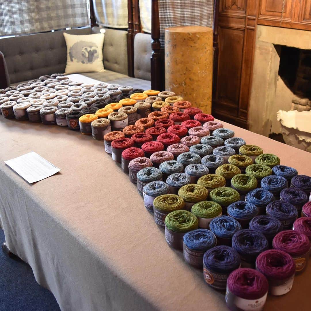 長久保智子さんのインスタグラム写真 - (長久保智子Instagram)「Shetland photography 📸 Beautiful yarn 🧶 Artistic! * 一言で◯◯色！というのは難しいほどの色合い。特に私は、少しだけブルーベースやグレイッシュよりの色合いが好き。暖炉や石造り、タータンがまた美しさを引き立たせている。 こんなところでずーっと編んだり紡いだり…していたい。  #shetlandwoolweek #shetlandwoolweek2019 #shetland #uradaleyarn #uradalefarm #shetlandwool #shetlandsheep #shetlandknitting #shetlandknit」10月12日 16時16分 - satoko.tricot_the