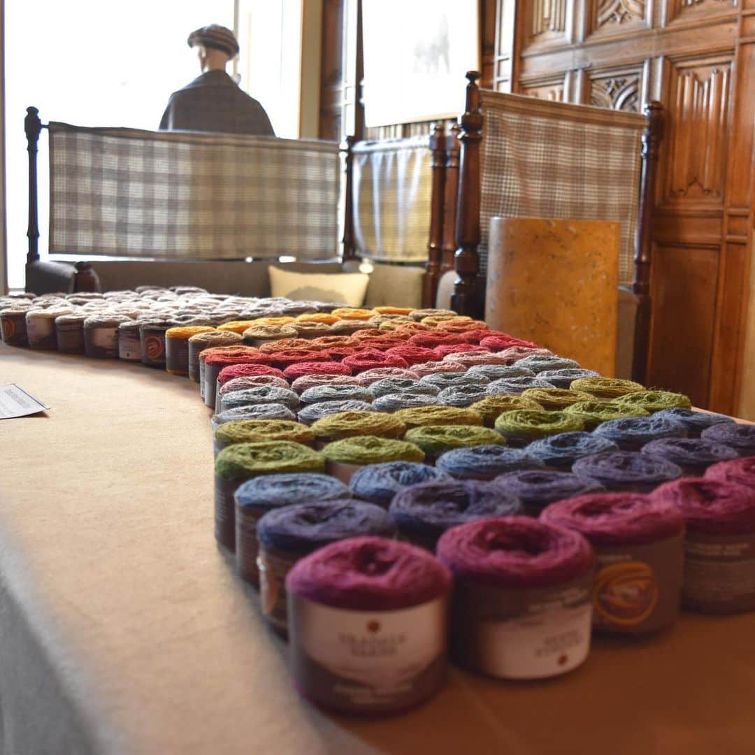 長久保智子さんのインスタグラム写真 - (長久保智子Instagram)「Shetland photography 📸 Beautiful yarn 🧶 Artistic! * 一言で◯◯色！というのは難しいほどの色合い。特に私は、少しだけブルーベースやグレイッシュよりの色合いが好き。暖炉や石造り、タータンがまた美しさを引き立たせている。 こんなところでずーっと編んだり紡いだり…していたい。  #shetlandwoolweek #shetlandwoolweek2019 #shetland #uradaleyarn #uradalefarm #shetlandwool #shetlandsheep #shetlandknitting #shetlandknit」10月12日 16時16分 - satoko.tricot_the