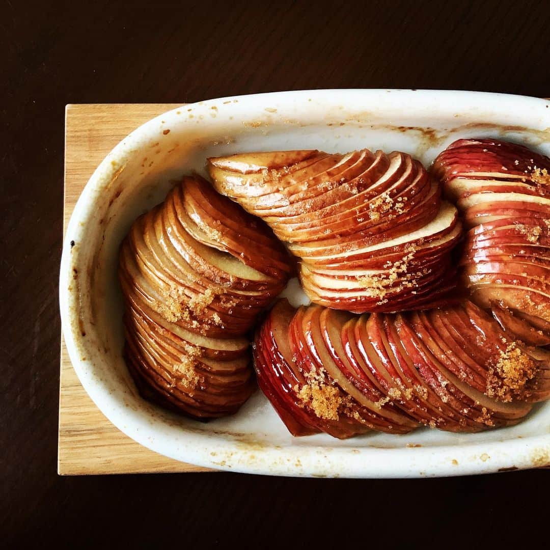 のインスタグラム：「ベイクドスライスアップル焼き上がり🍎キッチンが甘い香りでいっぱい。雨風強まってきた。雨漏りのなか、ひと時の幸せ。 #ベイクドスライスアップル #紅玉 #おやつタイム」