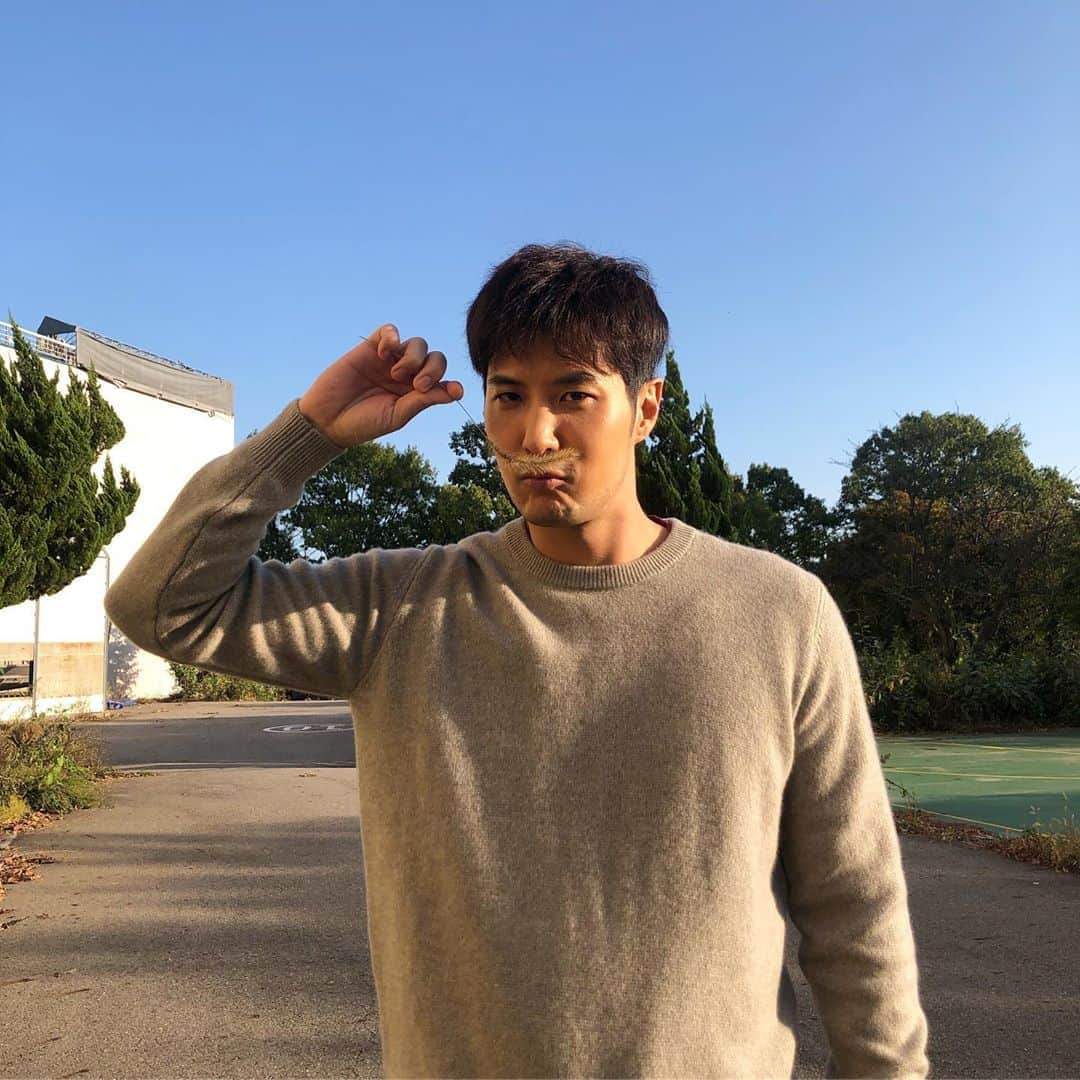 キム・ジソクのインスタグラム：「. 강아지풀 포즈.💁🏻‍♂️ 완전 가을이다🍁」
