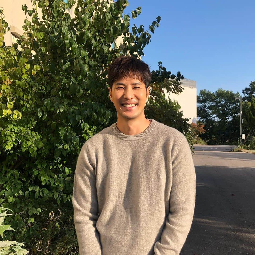 キム・ジソクさんのインスタグラム写真 - (キム・ジソクInstagram)「. 강아지풀 포즈.💁🏻‍♂️ 완전 가을이다🍁」10月12日 16時46分 - kimjiseok16