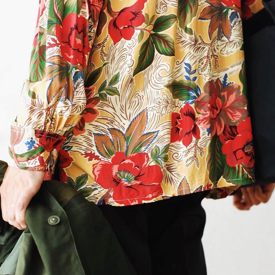 wonder_mountain_irieさんのインスタグラム写真 - (wonder_mountain_irieInstagram)「_ Engineered Garments / エンジニアードガーメンツ "Classic Shirt - Hawaiian Rayon Floral -" ￥34,100- _ 〈online store / @digital_mountain〉 https://www.digital-mountain.net/shopdetail/00000009339/ _ 【オンラインストア#DigitalMountain へのご注文】 *24時間受付 *15時までのご注文で即日発送 *1万円以上ご購入で送料無料 tel：084-973-8204 _ We can send your order overseas. Accepted payment method is by PayPal or credit card only. (AMEX is not accepted)  Ordering procedure details can be found here. >>http://www.digital-mountain.net/html/page56.html _ #NEPENTHES #EngineeredGarments #ネペンテス #エンジニアードガーメンツ _ 本店：#WonderMountain  blog>> http://wm.digital-mountain.info _ 〒720-0044  広島県福山市笠岡町4-18  JR 「#福山駅」より徒歩10分 (12:00 - 19:00 水曜、木曜定休) #ワンダーマウンテン #japan #hiroshima #福山 #福山市 #尾道 #倉敷 #鞆の浦 近く _ 系列店：@hacbywondermountain _」10月12日 17時04分 - wonder_mountain_