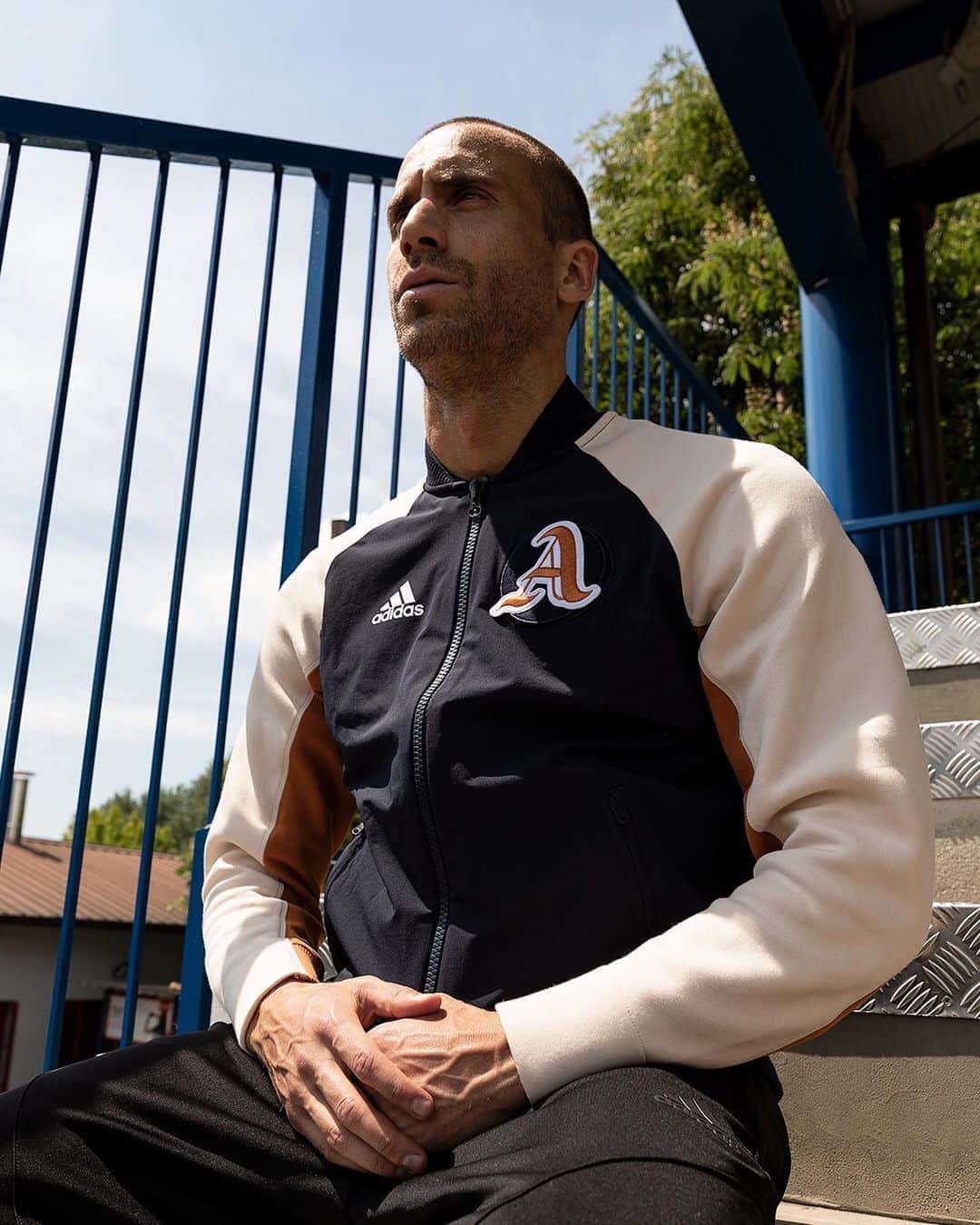 ロレンツォ・デ・シルヴェストリのインスタグラム：「Love the new VRCT jacket! 💪🏻 ⚽️ #WeRepresent」