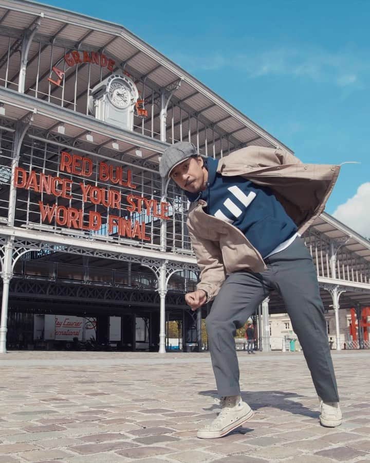 ショーン・エバリストのインスタグラム：「Chill feels and good vibrations underneath these Parisian sun rays☀️ Hyped to witness the world finals for #RedbullDanceYourStyle 🤘🏾 . Honored to be here for @redbulldance and move around a little bit for the one and only @yakfilms 🙇🏻‍♂️ . *** watch it all live tonight on redbulltv 9:30pm . . #movementlifestyle #mL #redbulldanceyourstyle #redbull #yakfilms」