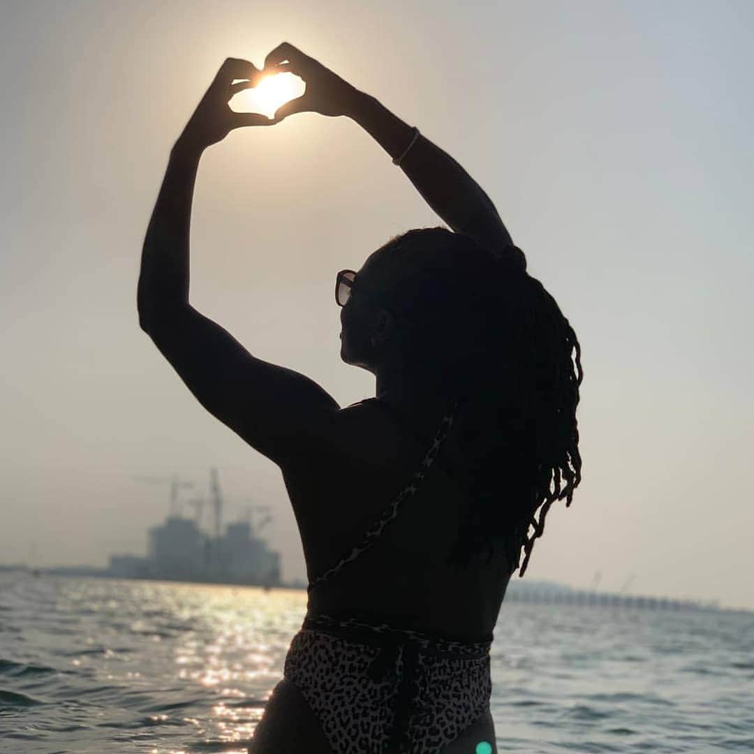 アシャ・フィリップのインスタグラム：「Without love, we are nothing ♥️☀️ . . #OffSeason #Dubai #Holiday #Rest」