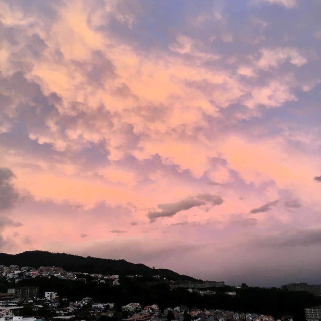 高羽そらのインスタグラム：「ようやく神戸は台風19号の雲が抜けた。ほとんど1日中暴風雨だった。でもこれから関東は大変。大きな被害が出ませんように。 #台風19号」