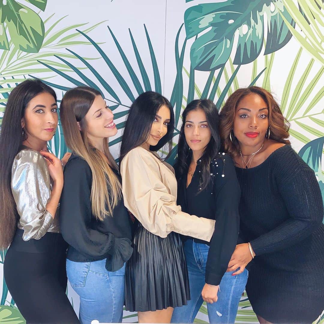 sananasのインスタグラム：「Those Queens👑Trop heureuse d’avoir filmé une vidéo avec 4 ananas ! On a tellement rigolé sur le tournage 😂La video est en ligne sur ma chaîne ! Venez nous faire un coucou ! Merci mille fois à tous ceux qui ont laissé un commentaire je suis trop contente que vous ayez passé un bon moment 😁💚」