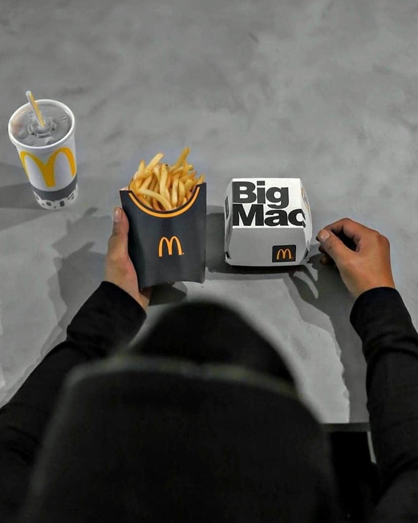 Naoki Kiriiのインスタグラム：「. black mcdonalds . #black #mcdonalds」