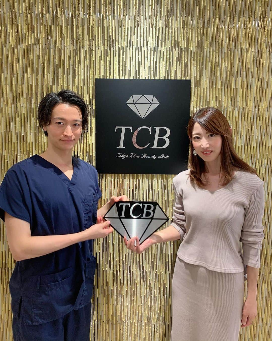 渋谷恭子さんのインスタグラム写真 - (渋谷恭子Instagram)「東京中央美容外科新宿院 @tcbshinjuku へ行ってきたよ😉 ・ ・ 原田先生 @dr.harada_hiromitsu にTCB式1dayクイックアイ エタニティパーフェクト法を施術してもらいました。 前から二重幅が左右対称じゃないのが気になってて… 思い切って調整してもらうことにしたんだよね。 加齢によるたるみも出て、ぼんやりしてるから くっきりとしたラインにしてもらった✨ ・ ・ それにしても原田先生がイケメン過ぎる！ しかも、センスが良いから、安心してお任せできるの😊 11月1日からは新しく開院する大宮院の院長に就任するみたい✨ クリニックは明るい雰囲気で、スタッフの皆様がとっても優しかったよ💓 経過はまた後日postするね🎶 ・ ・ #二重整形ならTCB東京中央美容外科 #美容整形ならTCB東京中央美容外科 #東京中央美容外科 #美容外科 #新宿 #東京中央美容外科新宿院 #原田浩光 #イケメン #イケメン先生 #TCB式1dayクイックアイ #二重 #PR」10月12日 17時50分 - kyoko.86