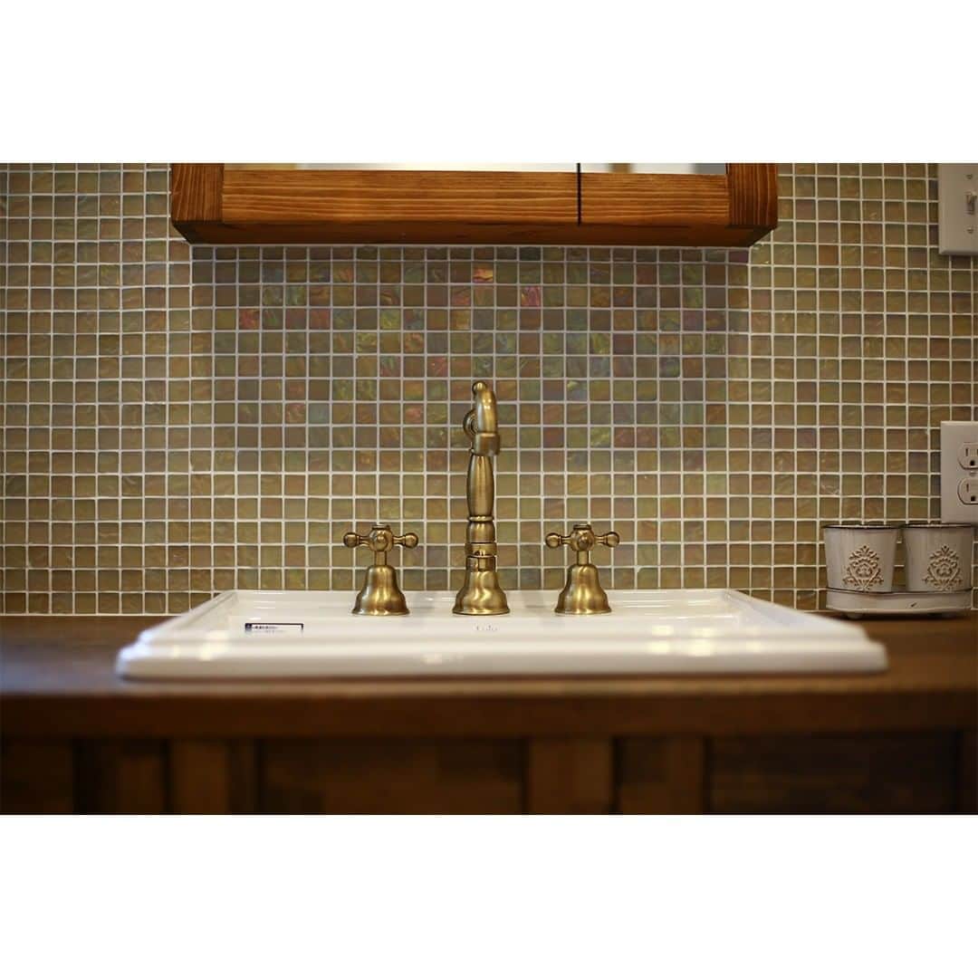 homelife 夢を叶える暮らし方のインスタグラム：「【世界にひとつだけ】 . . 毎日使う場所だからこそこだわりのものを 世界にひとつだけのオリジナル洗面台 . . こちらのお家はアーキホームライフのお施主様邸の施工写真です。 その他の施工写真は、 @homelife_gallery のURLからご覧いただけます。 . 家づくりの資料請求はコチラから @homelife_shiryou . . #洗面台 #造作洗面台 #タイル #世界にひとつだけ #蛇口 #こだわり #京都で家を建てる #大阪で家を建てる #兵庫で家を建てる #マイホーム計画 #ローコスト住宅 #マイホーム #夢のマイホーム #間取り #シンプルな暮らし #暮らしを楽しむ #注文住宅 #自由設計 #デザイン住宅 #myhome #family #house #home #homelife_京都 #homelife_大阪 #homelife_兵庫 #ホームライフ #ホームライフ100 #アーキホームライフ」
