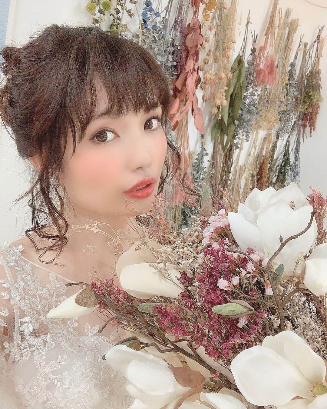 浅井麻里さんのインスタグラム写真 - (浅井麻里Instagram)「💐💐﻿ ﻿ 台風がくると、ディズニーシーの﻿ ストームライダーが実在したらなぁ。。。﻿ って思っちゃう🥺💦﻿ ﻿ でも今回の台風は、ストームライダーで﻿ やっつけられる台風より更に強いらしい💦﻿ 少しでも弱まりますように…﻿ ﻿ あと、低気圧で耳鳴りや目眩がおきちゃう人へ、﻿ 耳体操をストーリーに転載させていただいたので﻿ よかったら見てみてください✨👂﻿ ﻿ ﻿ 投稿した写真は、﻿ ウェディングモデルの時の💐﻿ ﻿ ウェディングはやっぱりアップヘアの﻿ ヘアアレンジが多いから、﻿ あらわになるフェイスライン気になる…！﻿ ﻿ ってことで、この前名古屋に帰省した時に、﻿ ウェルネスビューティークリニック名古屋院で﻿ 2回目のソノクイーンを受けてきました✨﻿ ﻿ レーザーで筋肉に刺激を与えて引き締める、﻿ 切らないリフトアップ❤️﻿ 周りでも流行ってて興味あって、﻿ 1回目やってみてすごく良かったのと、﻿ 定期的にやるのがやっぱりいいってことで🎵﻿ ﻿ 今回もフェイスラインしゅっとしたー💕﻿ だいたい一ヶ月後くらいに﻿ 一番効果が実感できるから楽しみ💕☺️﻿ ﻿ ﻿ #ソノクイーン#hifu#超音波#レーザー#レーザー治療#リフトアップ#たるみ治療#小顔効果#引き締め#美容#美意識#美容皮膚科#美容クリニック#ウェルネスビューティークリニック名古屋院#ビジョビ#ガールズプレス#ウェディング撮影#wedding_mari」10月12日 18時00分 - mari_asai_625