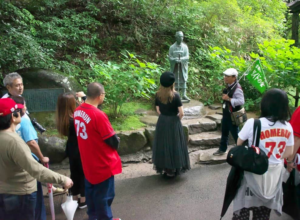 ホームランなみちさんのインスタグラム写真 - (ホームランなみちInstagram)「岩手♡中尊寺⛩ . 世界遺産『中尊寺』に岩手ライブの前に参拝してきました♡ . ガイドさんのお話を聞きながら参拝したのですが、知らない事がたくさん!!! 中尊寺にまつわる人や歴史。興味深いお話ばかりで聴き入ってしまいました😳✨ . 歴史の授業で習った事を大人になって改めて聞いたり、その場所を訪れるとまた違った受け取り方が出来るから本当に面白かった!!! 歴史を改めて勉強したいです!!! . 金色堂は本当に美しかったです✨ 繊細な造りに見惚れてしまいました☺️ 高校生の時にこの金色堂に心打たれて詠んだ俳句があるんです!!! . 『蝉の声　金色に輝く　光堂』 文芸コンクールで賞をもらったんだけど…10年くらい前だからうる覚えで違うかも知れないんだけど😳😂笑 . 松尾芭蕉さんが金色堂で詠んだ有名な俳句 『五月雨の　降り残してや　光堂』 . 金色堂とこの句に感動して詠んだ記憶があります✨ . 美しい場所には美しい歌がありますね♡ . また必ず訪れたい場所です☺️ . . 最後の写真は日本の国歌に出てくる「さざれいし」だそうです。 平安時代に歌われた和歌が君が代の原型と言われているので、改めて意味も理解すると、日本の美しさを感じますね♡ . #japan #岩手 #iwate #平泉 #中尊寺 #金色堂 #平清盛 #源頼朝 #世界遺産」10月12日 18時08分 - nami_onpu_uta