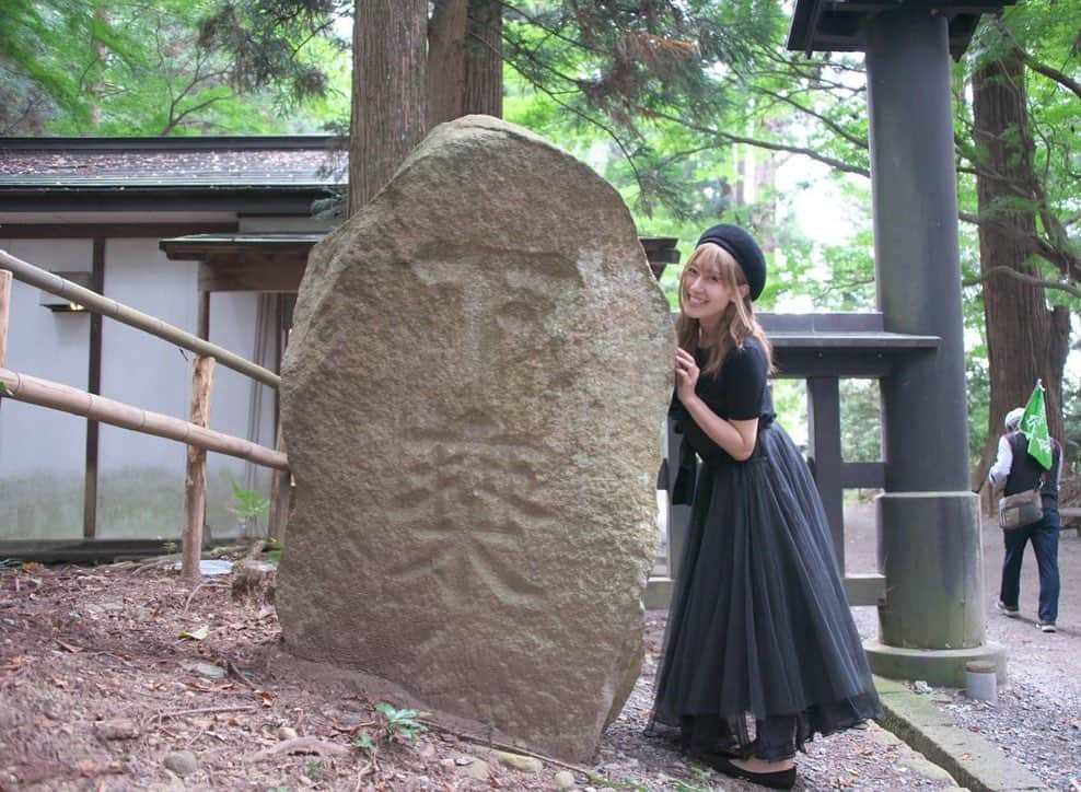 ホームランなみちさんのインスタグラム写真 - (ホームランなみちInstagram)「岩手♡中尊寺⛩ . 世界遺産『中尊寺』に岩手ライブの前に参拝してきました♡ . ガイドさんのお話を聞きながら参拝したのですが、知らない事がたくさん!!! 中尊寺にまつわる人や歴史。興味深いお話ばかりで聴き入ってしまいました😳✨ . 歴史の授業で習った事を大人になって改めて聞いたり、その場所を訪れるとまた違った受け取り方が出来るから本当に面白かった!!! 歴史を改めて勉強したいです!!! . 金色堂は本当に美しかったです✨ 繊細な造りに見惚れてしまいました☺️ 高校生の時にこの金色堂に心打たれて詠んだ俳句があるんです!!! . 『蝉の声　金色に輝く　光堂』 文芸コンクールで賞をもらったんだけど…10年くらい前だからうる覚えで違うかも知れないんだけど😳😂笑 . 松尾芭蕉さんが金色堂で詠んだ有名な俳句 『五月雨の　降り残してや　光堂』 . 金色堂とこの句に感動して詠んだ記憶があります✨ . 美しい場所には美しい歌がありますね♡ . また必ず訪れたい場所です☺️ . . 最後の写真は日本の国歌に出てくる「さざれいし」だそうです。 平安時代に歌われた和歌が君が代の原型と言われているので、改めて意味も理解すると、日本の美しさを感じますね♡ . #japan #岩手 #iwate #平泉 #中尊寺 #金色堂 #平清盛 #源頼朝 #世界遺産」10月12日 18時08分 - nami_onpu_uta