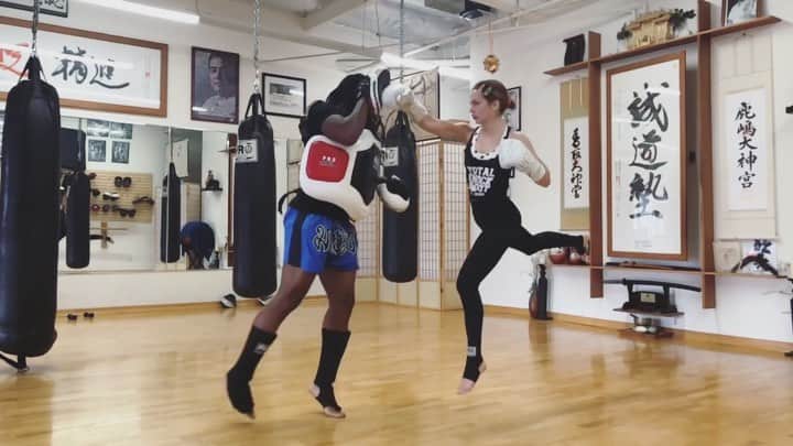 エミリー・ラッドのインスタグラム：「snippet from my first private sesh the other week 🥵🤙」