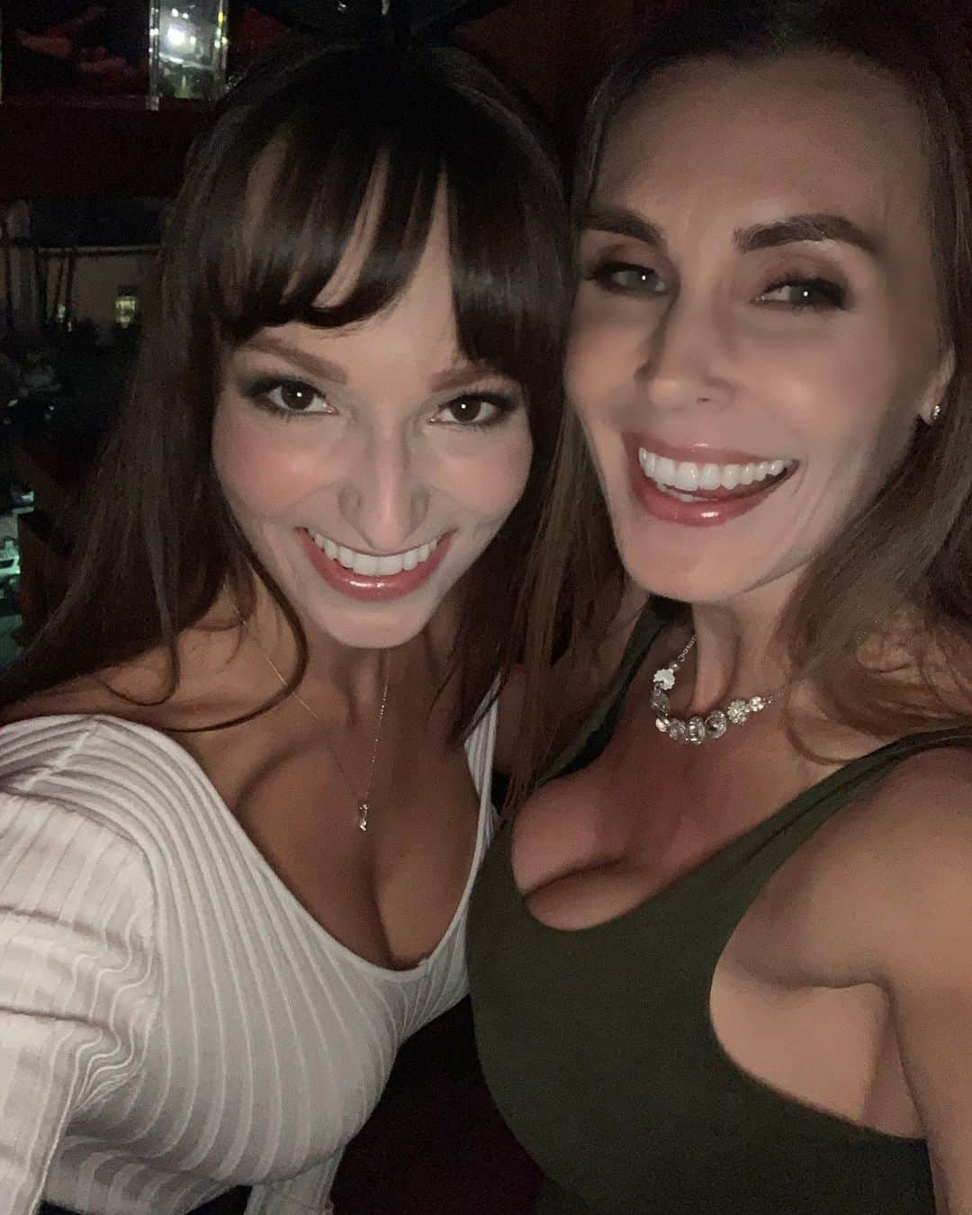 ターニャ・テイトさんのインスタグラム写真 - (ターニャ・テイトInstagram)「Ooh @lexilunaaxoxo looking super innocent with me @officialplayboyplus party haha I assure you she is not 🎉 👩‍❤️‍💋‍👩」10月13日 3時32分 - tanyatate