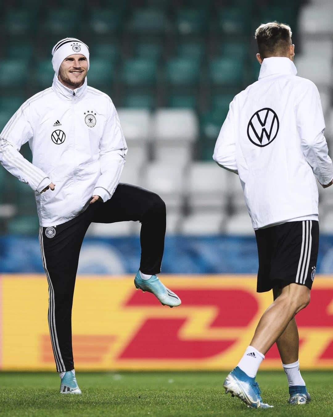 ティモ・ヴェルナーのインスタグラム：「@dfb_team ✌️」