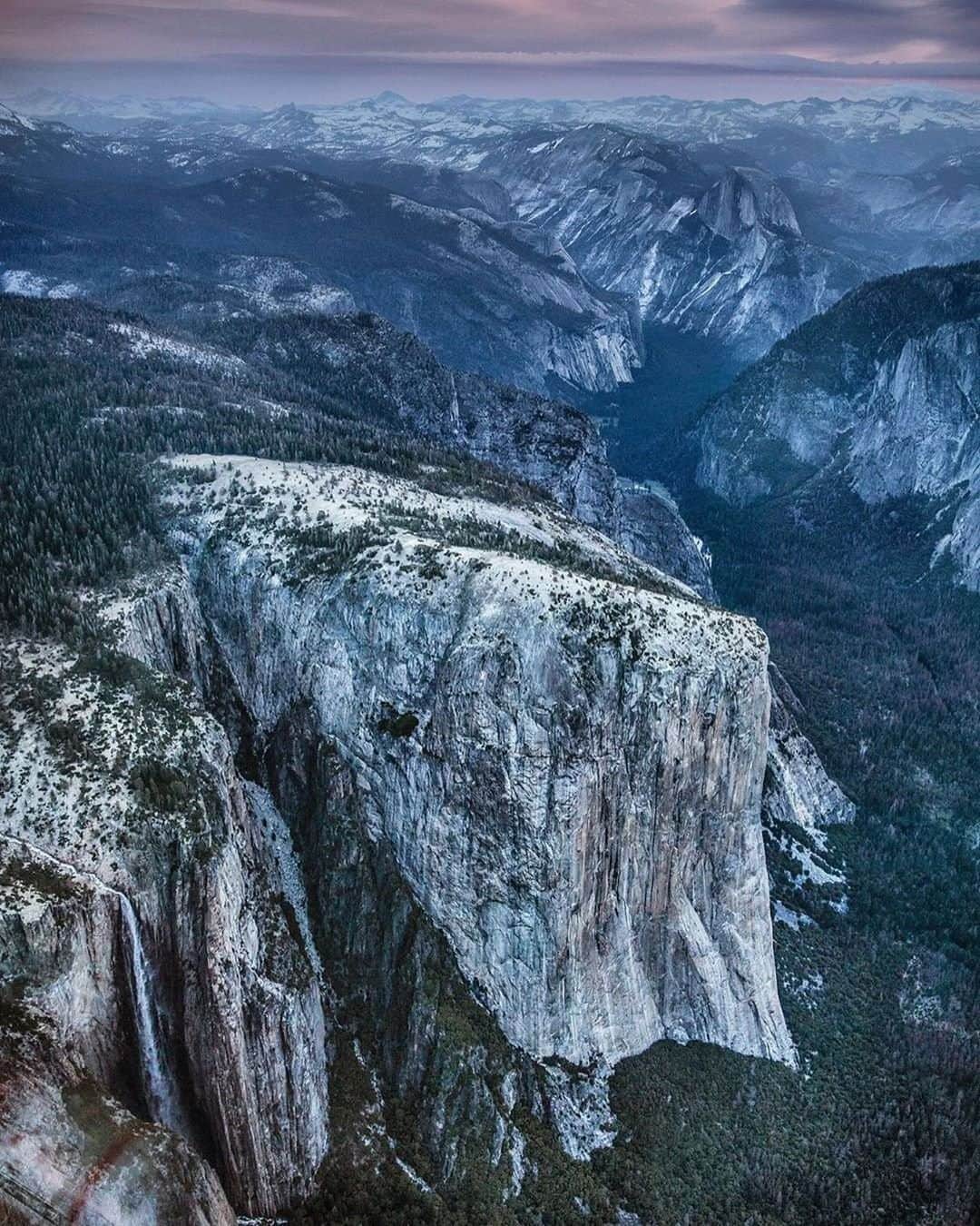 ナショナルジオグラフィックさんのインスタグラム写真 - (ナショナルジオグラフィックInstagram)「Photo by Jimmy Chin @jimmychin | Yosemite National Park:  A rare bird’s-eye view of El Capitan and Half Dome. For more images of wild landscapes around the world, follow @jimmychin」10月13日 3時36分 - natgeo