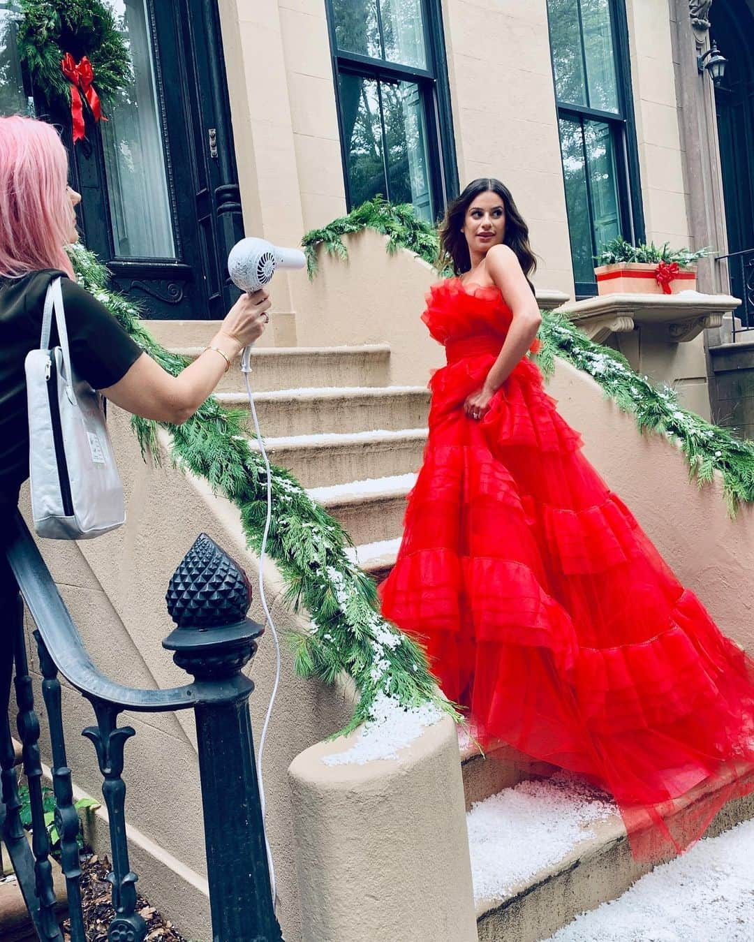 リア・ミシェルさんのインスタグラム写真 - (リア・ミシェルInstagram)「What are best friends for if not to give you some wind when you need it? 😂 Sharing some #bts from my album shoot on stories ❤️ #ChristmasInTheCity is coming SO SOON! 🎄✨」10月13日 3時36分 - leamichele