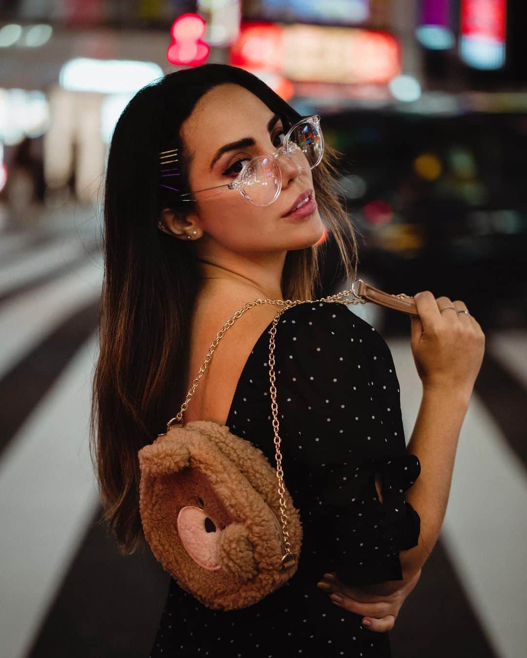 Katy Esquivelのインスタグラム：「Ya soy kawaii con este bolso? 🐻 ••• No sé en que otra parte del mundo usaré este accesorio pero al menos en Japón ya lo usé hasta el cansancio 😂 Si fuera a tomarme una foto en sus ciudades, cuál sería un buen prop/accesorio para la foto? Me encantaría recrear algunas de sus recomendaciones!」