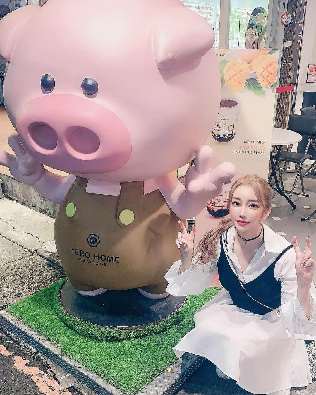 松本あやりのインスタグラム：「あやめに🐷と撮ってと言って撮ってもらったら🐷の方に行き、あやり今日盛れてないね。って言ってました  #ん？わたしはこっちだよ？ #それがあやりに見えたのか #わかりみが深くてなにも言えなかった #🐖」