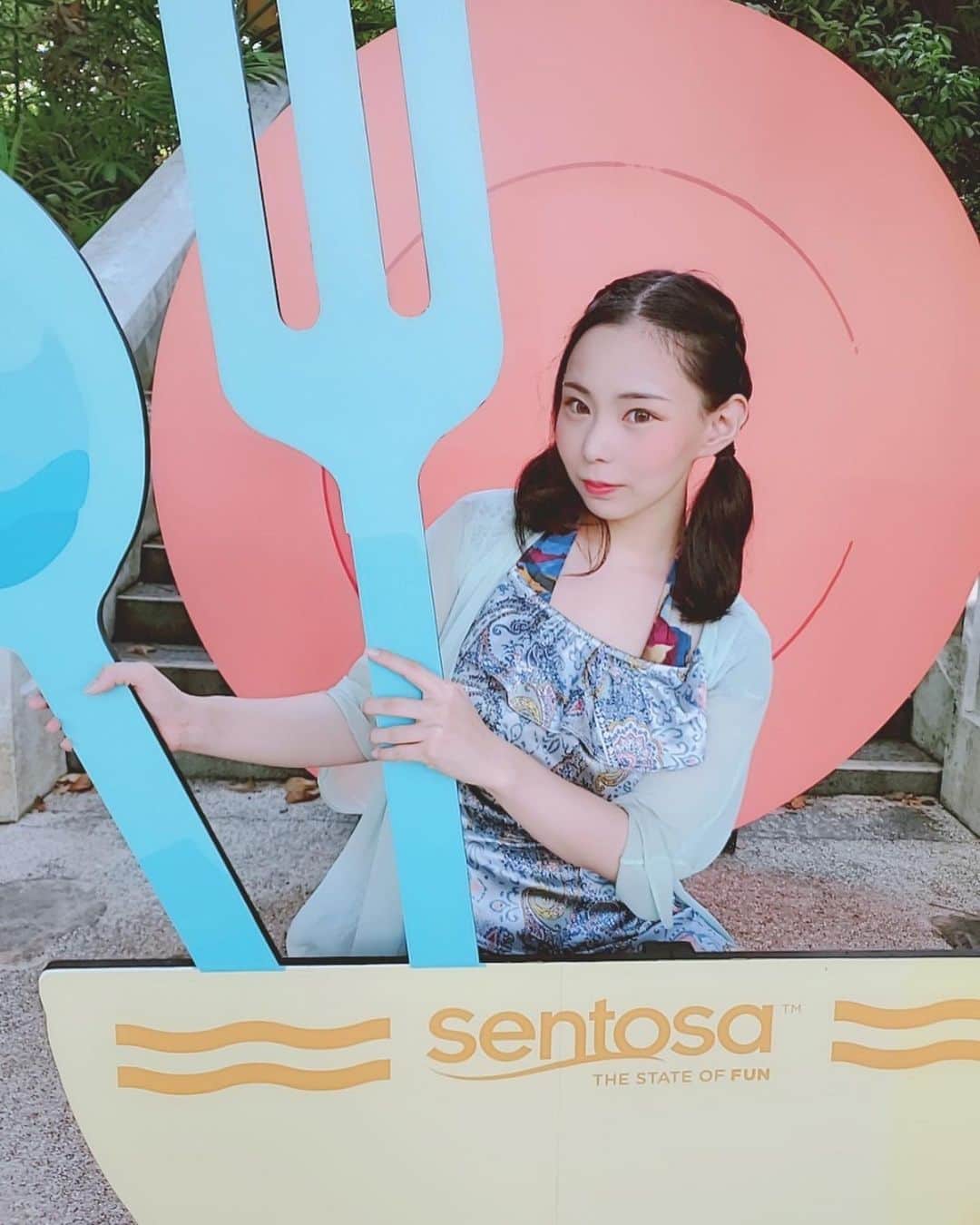 吉根ゆりあさんのインスタグラム写真 - (吉根ゆりあInstagram)「これは、インスタ映えしたくてがんばってる吉根ゆりあ。 #吉根ゆりあ #av女優 #セントーサ島 #謎のフォトスポット」10月13日 3時49分 - julia_yoshine