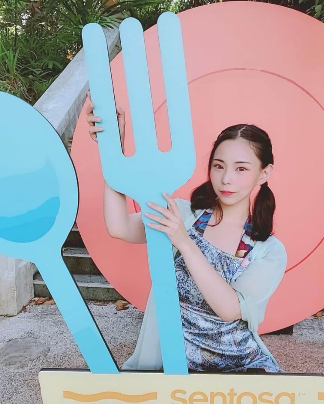 吉根ゆりあさんのインスタグラム写真 - (吉根ゆりあInstagram)「これは、インスタ映えしたくてがんばってる吉根ゆりあ。 #吉根ゆりあ #av女優 #セントーサ島 #謎のフォトスポット」10月13日 3時49分 - julia_yoshine