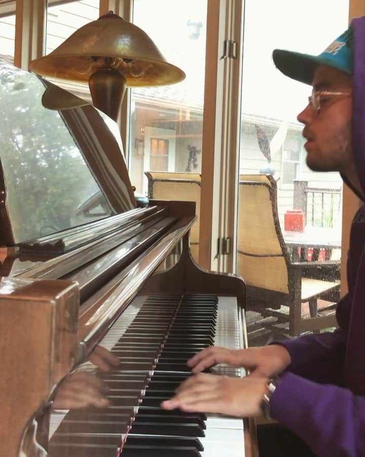 ジャック・ジョンソンのインスタグラム：「Don’t create borders 🎹 @saintjhn」