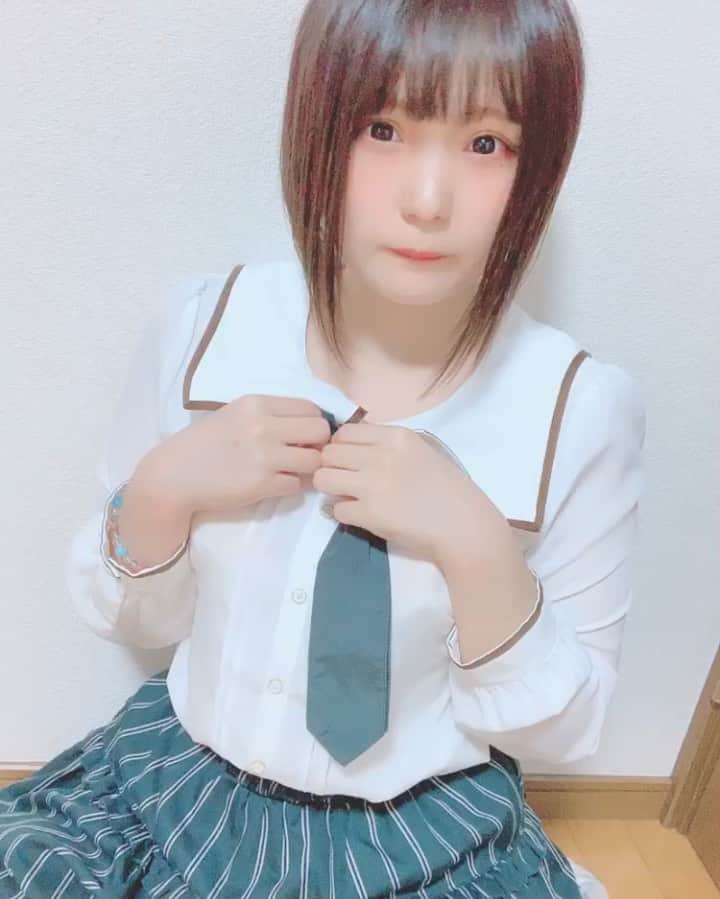 のインスタグラム：「Twitterで評判よかったからこっちにも載せる🦖  タイトルは 「おっぱい見せて」って言ったら「下着までなら...//」とか言って結構嬉しそうに見せてくれるオタサーの姫の動画 です🙃  ちなみにこれ普通に私服です。みんなコスプレとか言うけどちがうよ~！こういうお洋服好きなんよ😢   #10秒グラビア #グラドル自画撮り部 #撮影会モデル #福岡 #合法ロリ #むちむち #適乳 #えちえち #オタサーの姫 #gravureidol #インスタグラビア #おうちグラビア #フォロー大歓迎」