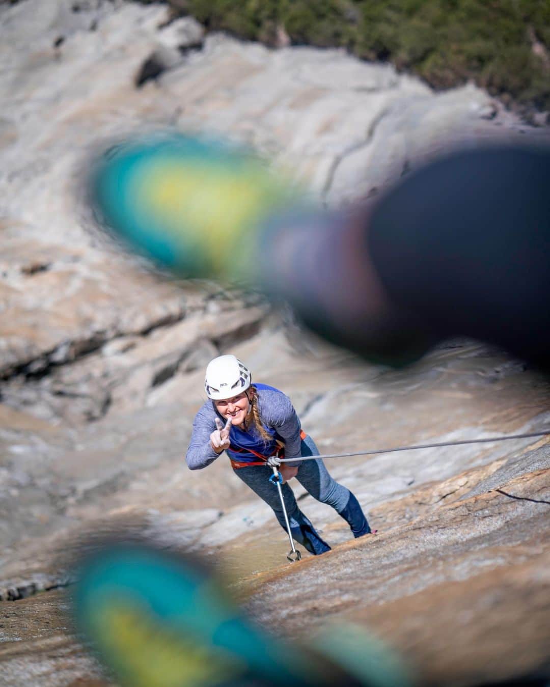 エミリー・ハリントンのインスタグラム：「Totes 👜 Got the shot. ✌️ // 📸 @tarakerzhner // @petzl_official」