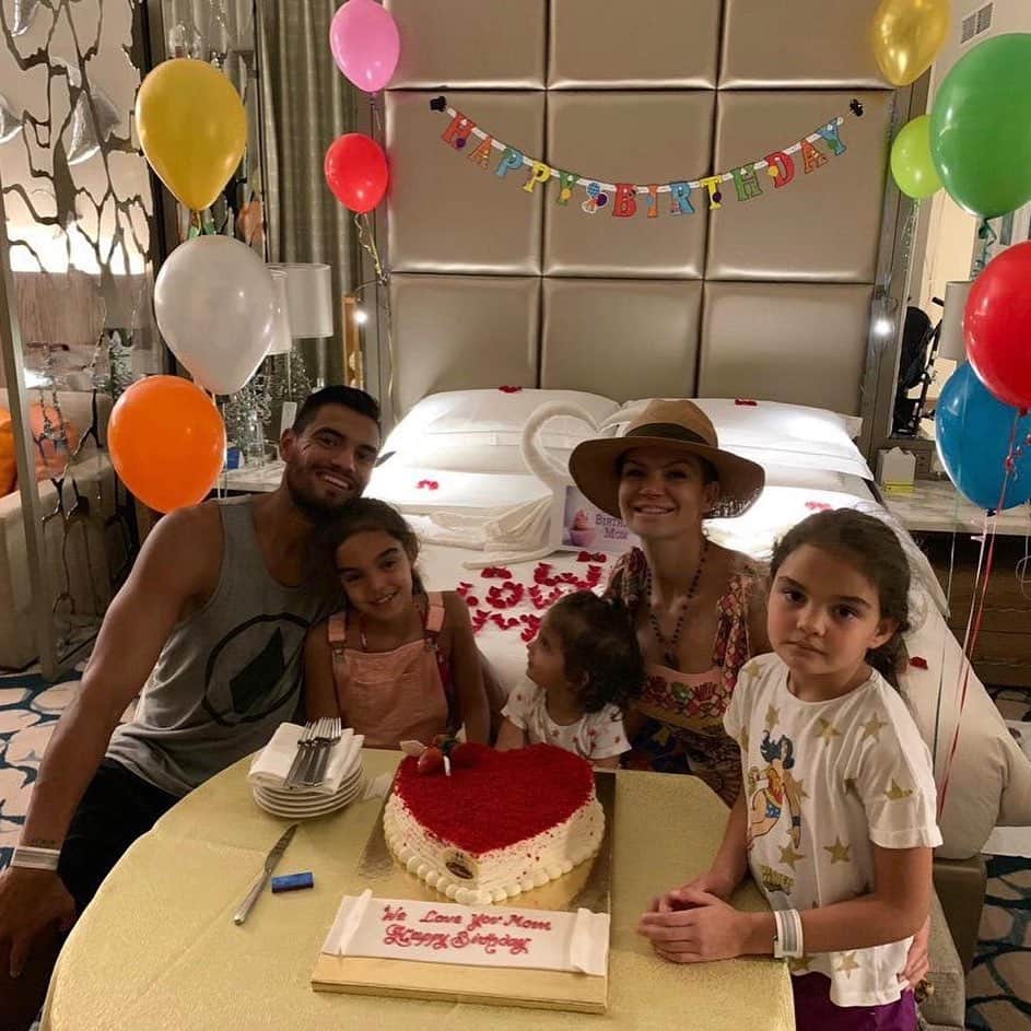 のインスタグラム：「Feliz Cumpleaños Reina👸🥳🎊🎉🎁🎈💫🥰🥰🥰🥰 Que se te cumplan todos tus deseos, te deseamos todo lo mejor del mundo, te amamos❣️❣️❣️❣️! Gracias por estar siempre en todo🌹🌹🌹🌹! Jaz-Chlo-Megh-Papa.」