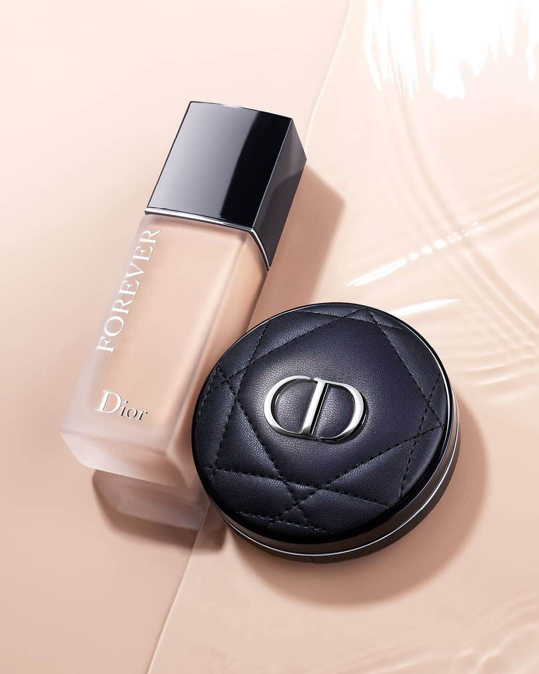 クリスチャンディオールさんのインスタグラム写真 - (クリスチャンディオールInstagram)「You can love your skin in Dior, in all finishes: from a 24h-wear fluid foundation, to a hydrating and perfecting longwear cushion, Forever offers  something for everyone. • DIOR FOREVER  DIOR FOREVER COUTURE PERFECT CUSHION • #diormakeup #diorforever #dazedbeauty #lovemydiorskin @diormakeup」10月13日 4時39分 - dior