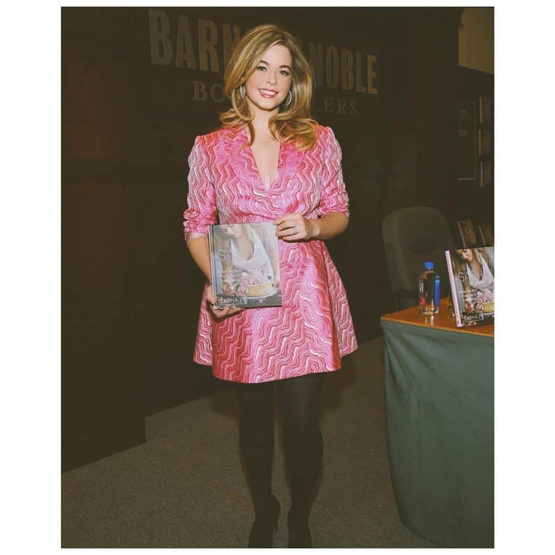サーシャ・ピーターズのインスタグラム：「Had such a wonderful time at @bneventsgrove meeting and reconnecting with so many beautiful souls 💕 thank you for supporting me and #sashaingoodtaste」