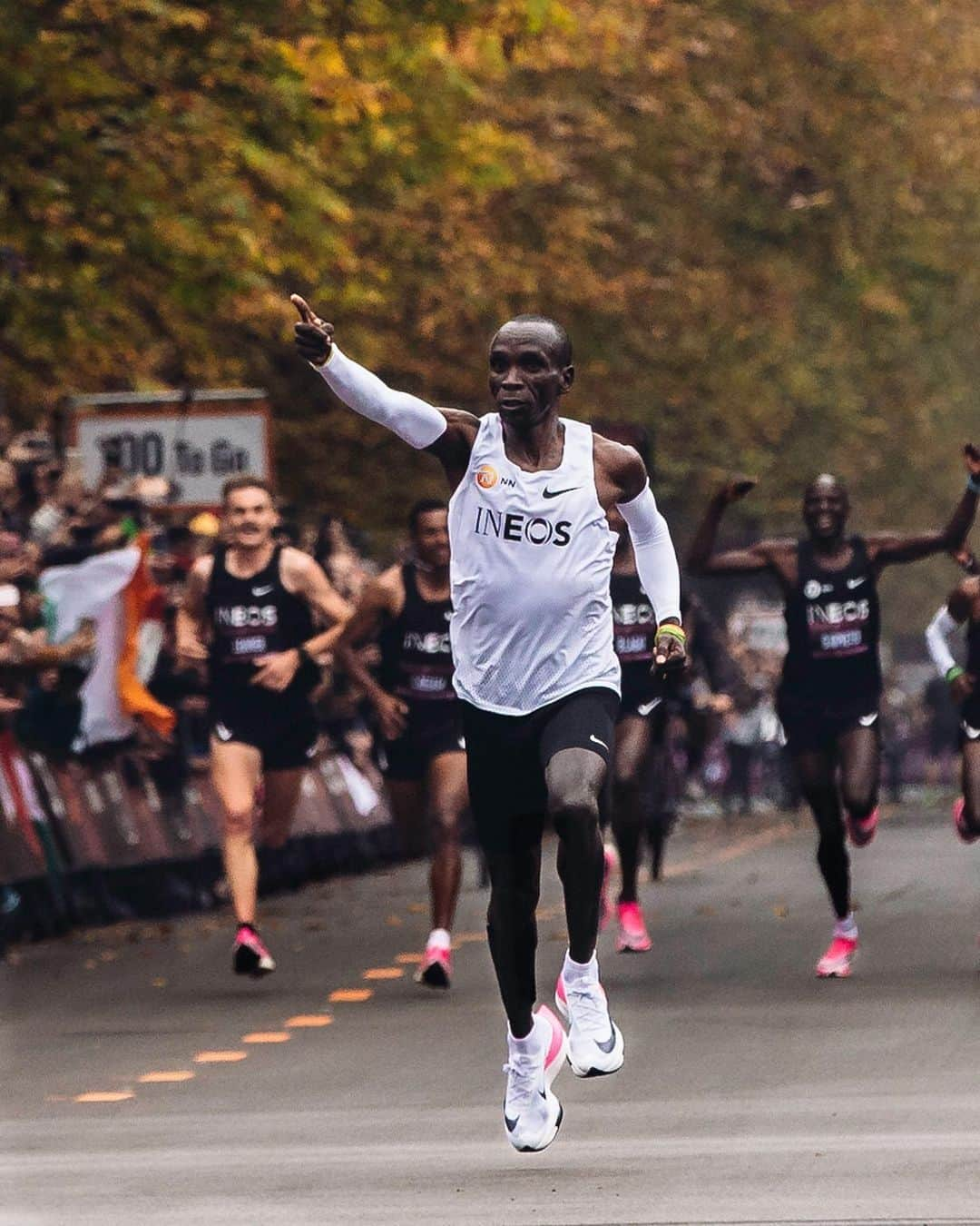 The Run Dept.さんのインスタグラム写真 - (The Run Dept.Instagram)「In 1:59:40 you have taught runners everywhere to reimagine their limits. Congratulations @kipchogeeliud, your pace pushes us forward. #justdoit」10月12日 20時00分 - nikerunning