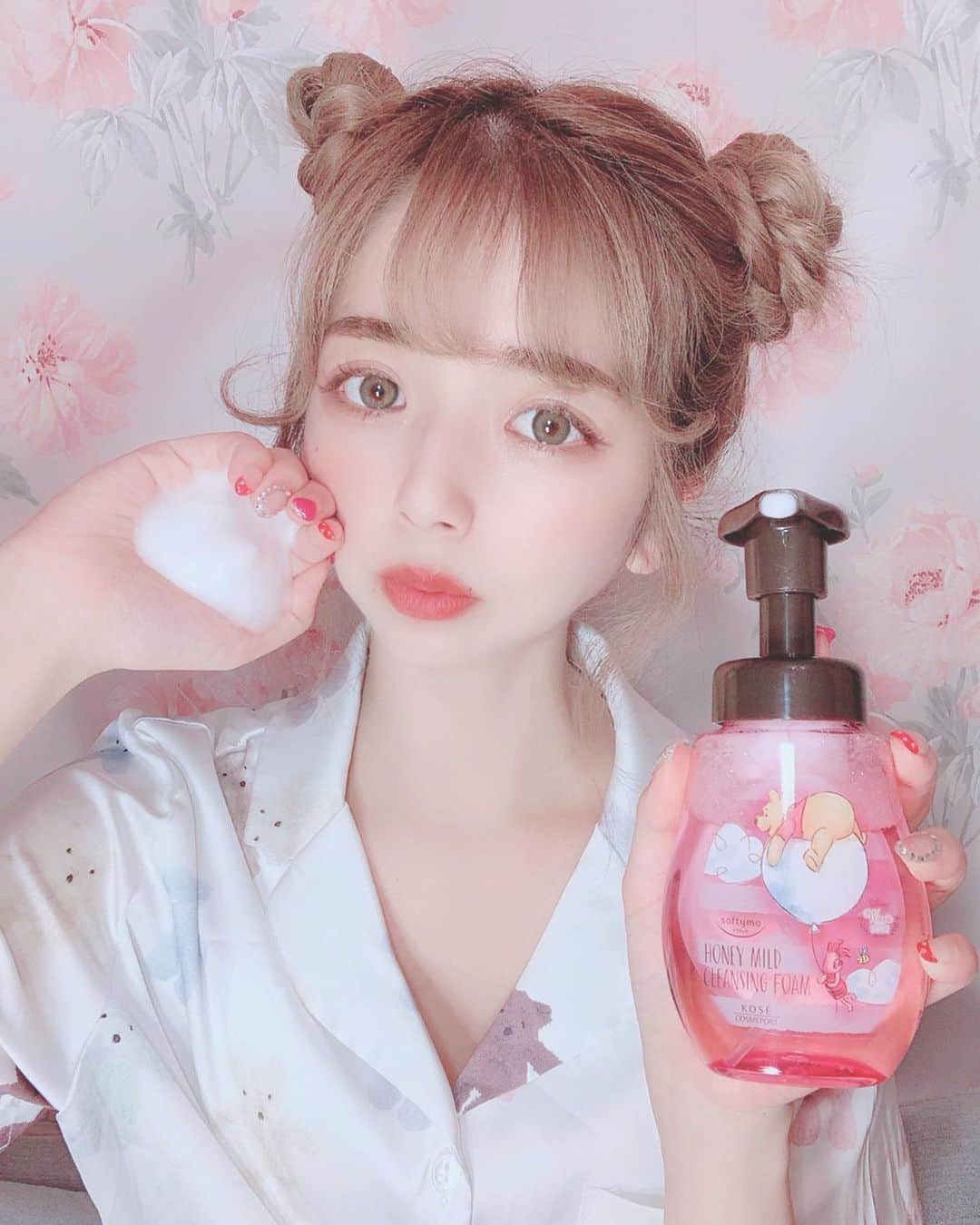 のインスタグラム：「🍯💕 . パッケージが可愛いすぎるーー！💓 . ソフティモのハニーマイルドクレンジングシリーズが 新しくなってたよぉー🎶 . 柔らかい泡がたっぷり出てきてメイクや皮脂に密着して じゅわっと浮かせて一度に落としてくれるよ💓 . つっぱり感もなくてしっとりうるおい素肌にしてくれるよぉー🥰💕 . #ソフティモ #pr #kose #はちみつ #コーセコスメポート #メイク落とし #クレンジング #ハニーマイルドクレンジング #クレンジングフォーム #プーさん #パケ買い」