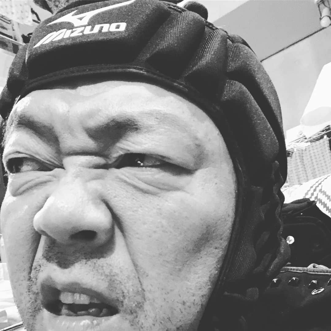 玉袋筋太郎さんのインスタグラム写真 - (玉袋筋太郎Instagram)「なぜかベッドギアを変えながらアイルランドVSサモアを観ながら 台風直撃に備える男！ ヘッドギアには電極無し！」10月12日 20時14分 - sunatamaradon