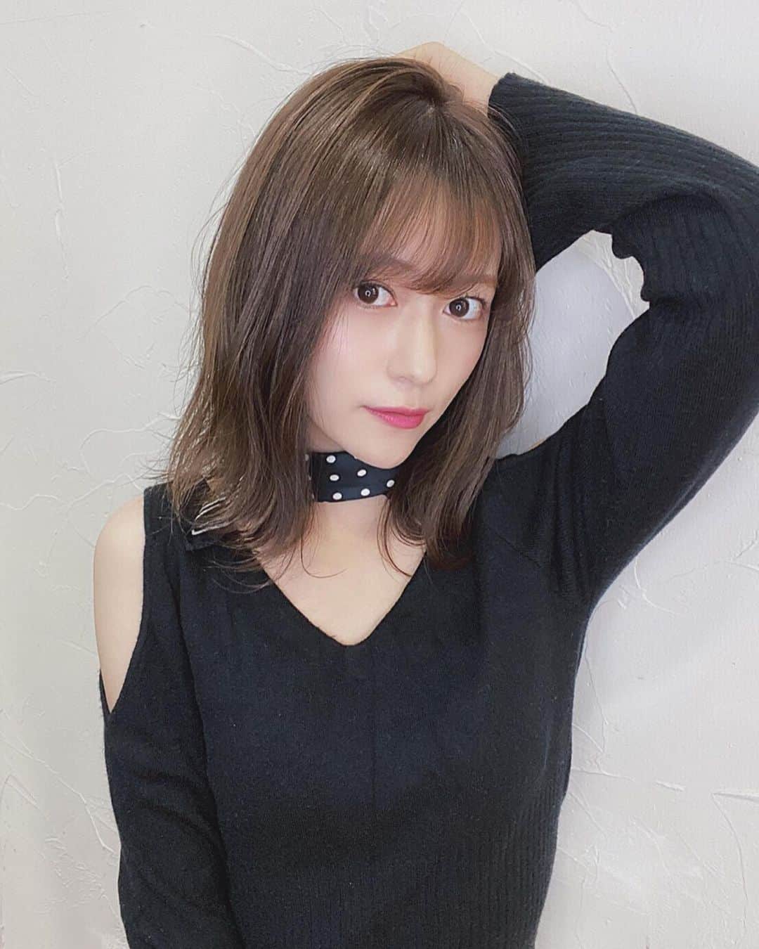 のインスタグラム：「にゅーからー💆🏻‍♀️🧡 #ヘアメンテ#カラー#ミディアムヘアー #美容室#jewil#渋谷 #肩出しトップス#スカーフ #black#instahare#followｍe」