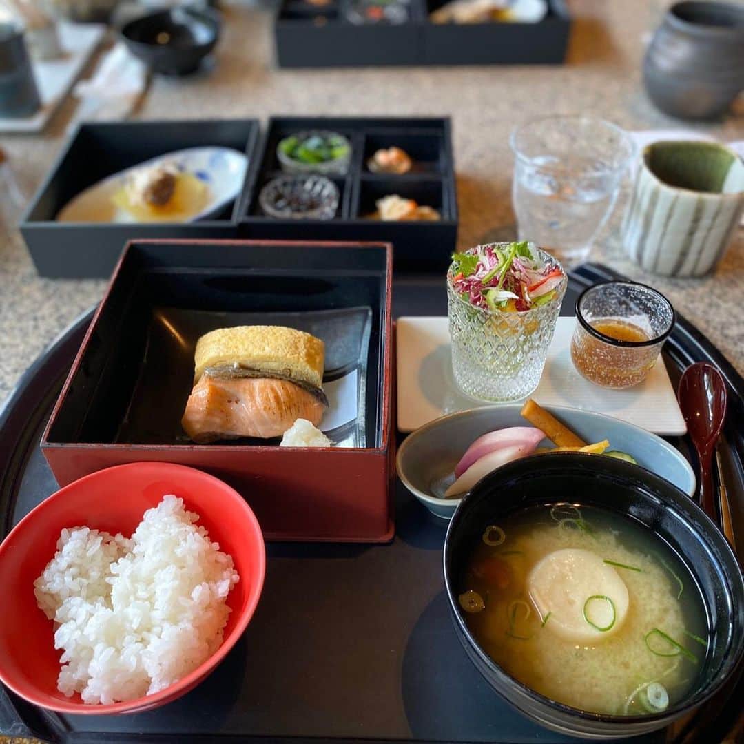 央雅光希さんのインスタグラム写真 - (央雅光希Instagram)「しばらく更新途絶えてしまってましたが、私はとても元気です！少し風邪こじらせたりしましたが、概ね元気です！ 10月頭にずーっと楽しみにしてたいつものメンバーと京都旅行に。 ぷるんっぷるんのわらび餅を食べ、初の嵐山の竹林に癒され、夜はホテルでバカな話でバカ笑いをしつつもいつも通りの時間に寝て、翌朝は最高に贅沢な朝ごはんを最高の景色の中頂きました。 最高の3日間。関西住んでるのに、敢えて旅行として京都に行ってみたら、それはそれでめちゃめちゃ楽しかったです。帰ってすぐもう集まりたかった。 次はいつ行けるかな♪どこ行こうかな♪ #京都 #わらび餅 #嵐山 #竹林  #いつもの四天王で #最高のメンバー 台風上陸しておりますね…皆さま、どうか身を守る行動を取ってください。お気をつけて！！」10月12日 20時11分 - tatatata_ayk