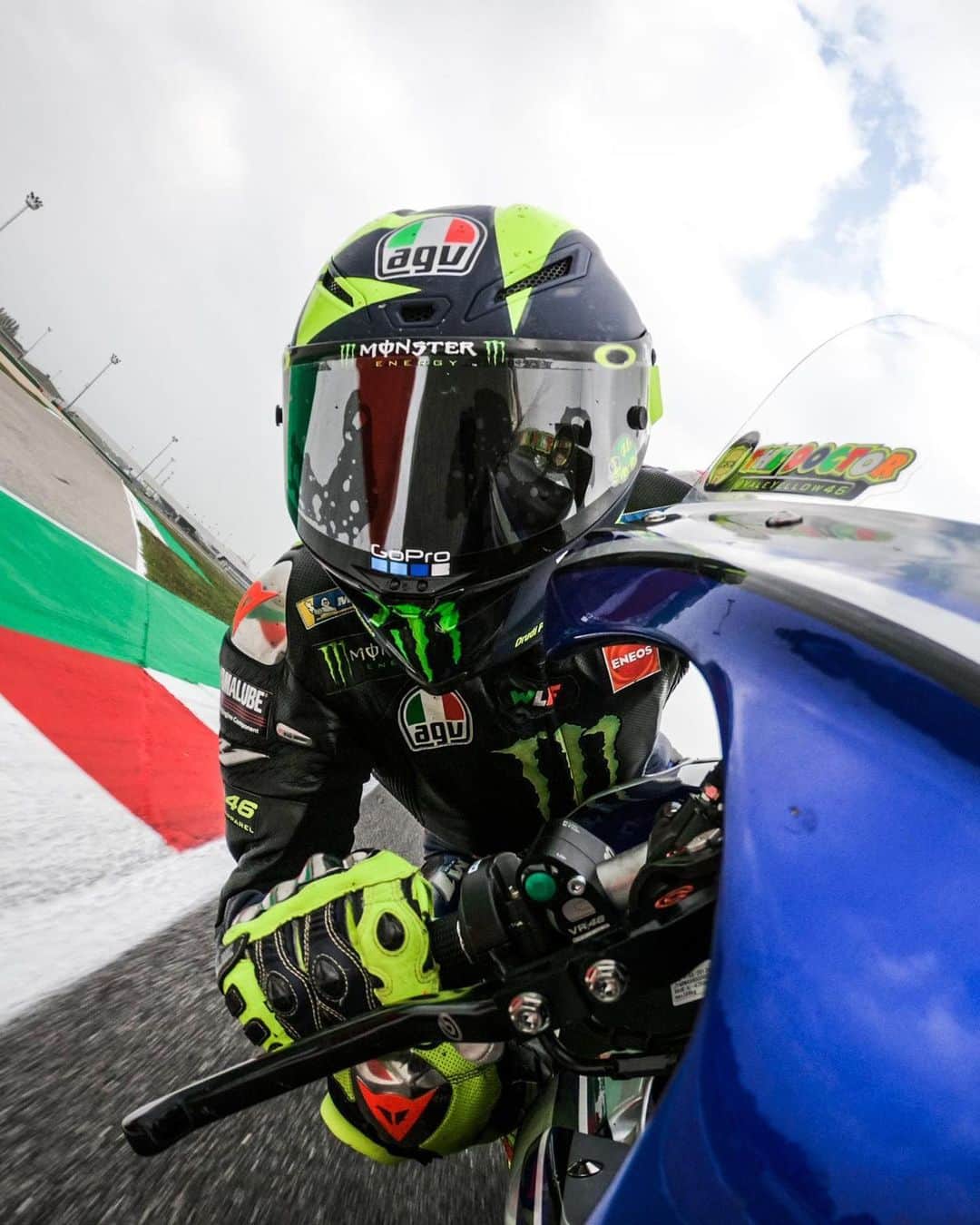 バレンティーノ・ロッシのインスタグラム：「Training at @misanoworldcircuit with the @vr46ridersacademyofficial 📸 by @gopro」