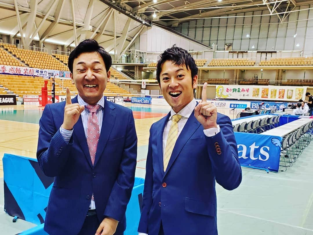 飯田嘉太さんのインスタグラム写真 - (飯田嘉太Instagram)「やったーーー①勝‼のポーズ✨  女子バレーボールのトップリーグが今日開幕🏐  なんと…なんと…PFUブルーキャッツが… 開幕戦勝ちました🙌  去年リーグが変わり、昨シーズンは全敗… 嬉しい大勝利です😭  勝利の瞬間、昨シーズンキャプテンだった清水選手が涙、 インタビューの際に石川出身の島畑選手が 涙ぐんでいたのが印象的でした…😢 ･ ･ ですがリーグ戦は始まったばかり💥 明日のトヨタ車体クインシーズ戦も頑張って欲しいです💪  そして、自分も今日実況に挑戦しましたが… 反省が山積み。。 ですがスポーツは改めて楽しいと感じました👏  解説の寺廻太さんには感謝しかありません ありがとうございました！  第2試合 JTマーヴェラス vs トヨタ車体クインシーズは 高い攻撃力と団結力でトヨタ車体が開幕戦勝利📣 おめでとうございます☺  #スポーツ #sports #バレーボール #volleyball #pfuブルーキャッツ #青猫 #開幕戦 #初勝利 #白星スタート #嬉しい #1勝 #最高のスタート #解説 #寺廻太 さん #スポーツビズ #実況 #石川テレビ #アナウンサー #announcer #秋末械人 アナ #飯田嘉太 #自分の謎のドヤ顔キモい #トヨタ車体クインシーズ」10月12日 20時49分 - kabuto_iida