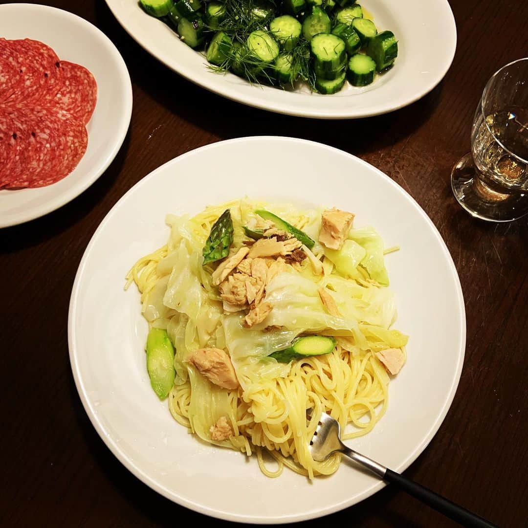 のインスタグラム：「強風🌀でヴィンテージハウスが揺れている。まさにイメージは三匹の子豚。飛んでかないでー😂そんななかでの晩ごはんはツナとキャベツのパスタ。虎の子の由比缶詰所のツナを使ったのでめちゃくちゃ美味しい。あとは野菜室の胡瓜のだけサラダ。賞味期限切れのサラミ。うわ、また何か外を飛んでった音が💦これからおにぎり作るべきか🍙 #ありあわせごはん #台風19号 #もうすぐ上陸 #皆さまご無事で」