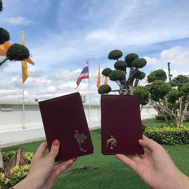 中島咲季のインスタグラム：「旅先で作ったパスポートケースだから思い出とお気に入りがいっぱい詰まってるの🐘♡ . 早くこのパスポートケースを持って旅に出たい今日この頃です🤔💭 . 海外旅行とか卒業旅行をまだ決めかねてるよって人は24日にセミナーがあるから、ぜひ2枚目を見て行ってみてね👀！(theta借りれるキャンペーンとか世界のお菓子もあるみたい🍪) #ガクタビ #卒業旅行 #海外旅行 #thetaのある生活 #旅の思い出も添えて」