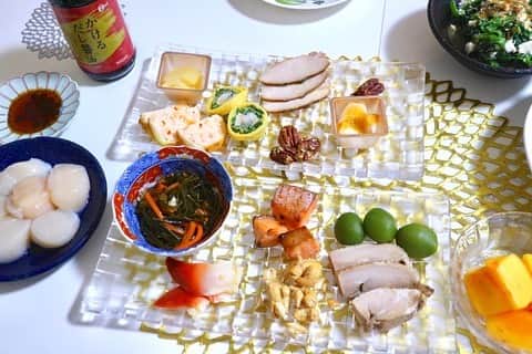 花田浩菜のインスタグラム：「雨風すごいですね💦 台風に備えて朝から2日分の料理したりと様々準備していましたが、なるべくなるべく被害が広がりませんように💦 . 我が家は今夜は解凍してスタンバイさせておいたシュガーレディ  @sugarlady_official の#おせち 試食セットをホタテのお刺身などと共に頂きました☺️🎍 中華や和洋折衷など種類も豊富、味も本格的で美味しいのに#化学的合成添加物 を使用せず#安心安全 なのが子供がいる家庭には特に嬉しいところです☺️💕 . . もう10月も中旬になってしまうので、あっという間にハロウィン🎃クリスマス🎄ときてお正月。 今月の末にはもう12月頭予定の出産に備えて#里帰り してしまう私は何もしていなかったので💦今日はいろいろ準備dayに！ . . いつも冷凍庫にストックしてある　@sugarlady_official ですが、今回頂いたおせちの試食セットがとってもとっても美味しかったので✨ 実家でみんなでわいわい食べるようにオーダーしておきたいな〜とカタログを見ていたら、気になるものがたくさん❤️ 3枚目の『宝祥』のおせちは器が素敵すぎていいなあーと眺めたりしていました😊💕 お正月には家族4人になるなんて、ほんと早い😳予定では産後1ヶ月も経っていないので年末年始はバタバタだし床上げしていなく体もボロボロだしw、私は何もできないと思われる上に家族も喜んでくれそうなので✨こういう#時短　に便利なサービスはぜひ活用しておきたいところです😊 .  #シュガーレディ #sugarlady #冷凍食品 #PR  #無添加 #食品宅配 #クッキング #料理 #cooking #年末準備　#2人目妊娠中 #第二子妊娠中　#マタニティライフ　#ママライフ　#男の子ママ　#妊娠8ヶ月　#女の子ママ予定　#里帰り出産　#赤ちゃんのいる生活　#時短家事　#時短料理　#l4l #happy #happydays」