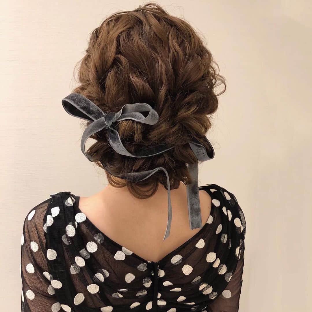 Tomoyo Kitamuraさんのインスタグラム写真 Tomoyo Kitamurainstagram 先日のお客様 編み込みルーズアップにベロアリボン ヘアメイク ヘアセット ヘアアレンジ ヘアスタイル 銀座 美容師 ウェディング ウェディングヘア ブライダル ブライダルヘア 結婚式