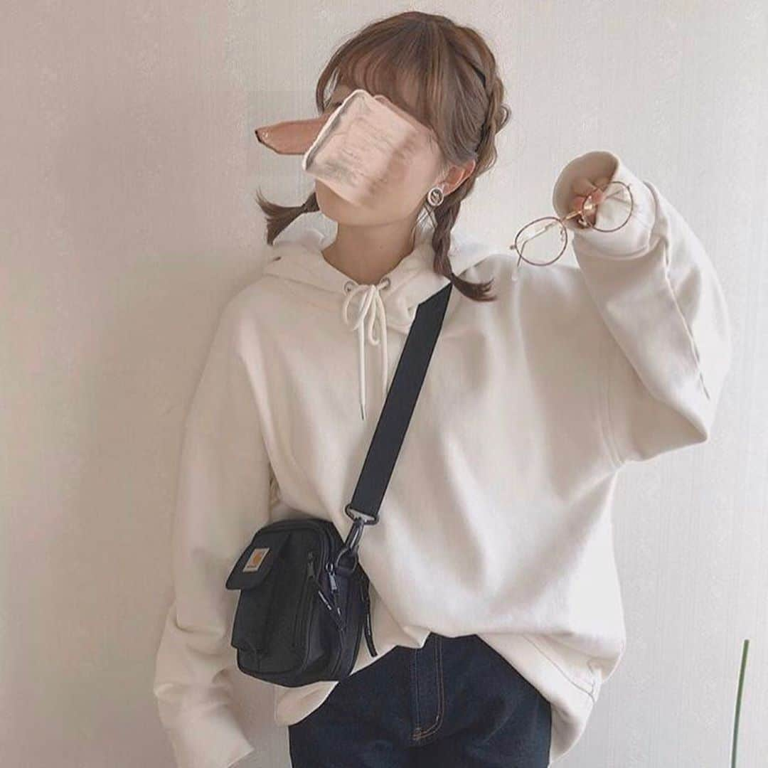 古着女子さんのインスタグラム写真 - (古着女子Instagram)「\ パーカーの可愛い着こなし方🧸 /﻿ ﻿ カジュアルコーデの代表とも言えるアイテムで、秋になると着たくなるのがパーカー✨でもやっぱり女の子らしく着こなしたいですよね🌷﻿ ﻿ 今回は、そんなパーカーの可愛い着こなし方をご紹介いたします🍂﻿ ﻿ ﻿ ﻿ 🍎ゆるだぼパーカー×台形スカート﻿ パーカーコーデのポイントは、オーバーサイズのパーカーを選ぶこと🌟あえてのゆるだぼさが体を華奢に見せてくれます！！また、上のゆるだぼなサイズ感にはタイトめのスカートを合わせるのがおススメ！◎メリハリのあるコーデにしてくれます💕﻿ ﻿ ﻿ 🍎パーカー×大きめリュック﻿ パーカーに是非合わせていただきたいのが、大きめのリュック！！！背負われてる感が逆にあざとく、可愛くなります🌸どんなコーデにも合わせやすいアウトドア風の黒リュックを選ぶのがオススメ！﻿ ﻿ ﻿ 秋は一枚で決まるゆるだぼパーカーコーデでお出かけしちゃおう🏃‍♀️✨﻿ ﻿ ﻿ ﻿ ✨ 🏡古着女子がプロデュースする古着ショップを紹介🏡﻿ ・9090ナインティナインティ @9090s_👖👟﻿ ・spoon  @spoon__store 🥄✨﻿ ﻿ 🌼公式LINE@→@furuzyoで検索🌼﻿ LINE@だけのお知らせや古着の疑問にも答えます！ ﻿ ﻿ 古着を素敵に着こなしてる女性の方を﻿ Repostでご紹介させていただきます🐒写真は全てご本人様に【掲載許諾】をとっております💓 ﻿ ﻿ ﻿ ﻿ ﻿ ﻿ ﻿ ﻿  #フルジョ  #きょコ #お洒落さんと繋がりたい  #古着コーデ #古着女子 #メンズライク #アースカラー #used #古着男子 #aw  #着まわしコーデ #服好きな人と繋がりたい #古着好きと繋がりたい #着画 #今日のコーデ #古着好き #フリクロ #古着ファッション #オーバーサイズ #古着女子と繋がりたい  #ゆるだぼ  #秋コーデ  #お出かけコーデ  #古着  #カジュアルコーデ  #リュック #ガーリーコーデ #パーカー #オーバーサイズ」10月12日 21時40分 - furuzyo