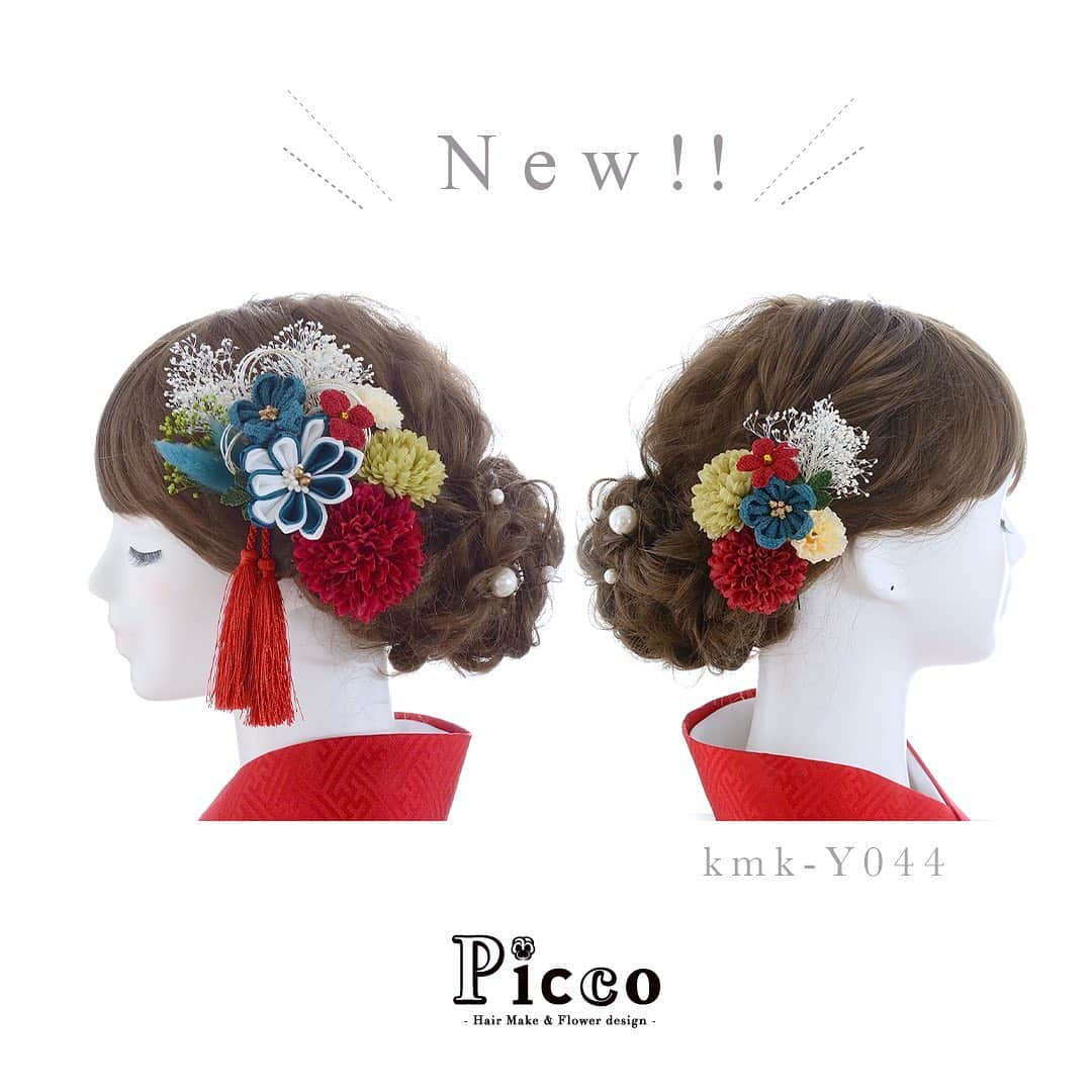 髪飾りの『Picco（ピッコ）』さんのインスタグラム写真 - (髪飾りの『Picco（ピッコ）』Instagram)「﻿ ﻿ 🌸 kmk-Y044 & Y045 🌸﻿ ﻿ ﻿ ⭐︎ #新商品 のご紹介です ⭐︎﻿ ﻿  #成人式 の髪飾りはお決まりですか？﻿ ﻿ ﻿ ・kmk-Y042、　kmk-Y043﻿ 「小花付きつまみ細工とマムの和装用髪飾りセット」﻿ を アップしました！﻿ ﻿ 小花アクセントの付いた緑＆金のつまみ細工飾りをメインに、3色マムとドライフラワーで盛り付けた和装用髪飾りセットです。耳元にはタッセルを添えています。バックに散りばめたパールはふだん使いにも◎。﻿ ブルー、グリーンの2種類をご用意しました。﻿ ﻿ #成人式 #卒業式 などの #和装 にもオススメ💖﻿ ﻿ こちらの髪飾りは、お花や小物を各パーツづつで仕上げた「セパレートタイプ」ですので、ヘアスタイルやシーンに合わせて、自由な取り付けをお楽しみいただけます。﻿ ﻿ 上記商品はWEBサイトにて販売中です。 ﻿ ※プロフィール欄にウェブサイトへのリンクがあります🌟﻿ ﻿ ﻿ #Picco ﻿ #髪飾り #新作 　#ピンク #ホワイト #つまみ細工﻿ #小花 #ちりめん細工﻿ #成人式式髪飾り  #花飾り #造花 #前撮り #成人式髪型 ﻿ #着物 #和装髪型  #和装ヘア  #成人式前撮り #成人式ヘア﻿ #前撮り #成人式髪型 #かすみ草 #ドライフラワー ﻿ ﻿ #卒業式ヘア #振袖ヘア #袴ヘア #二十歳 #ハタチ #着物ヘア﻿ ﻿ ﻿ 他にも色々な商品をご用意しております‼️﻿ ぜひ覗きに来てください😍💕」10月12日 21時43分 - picco.flower