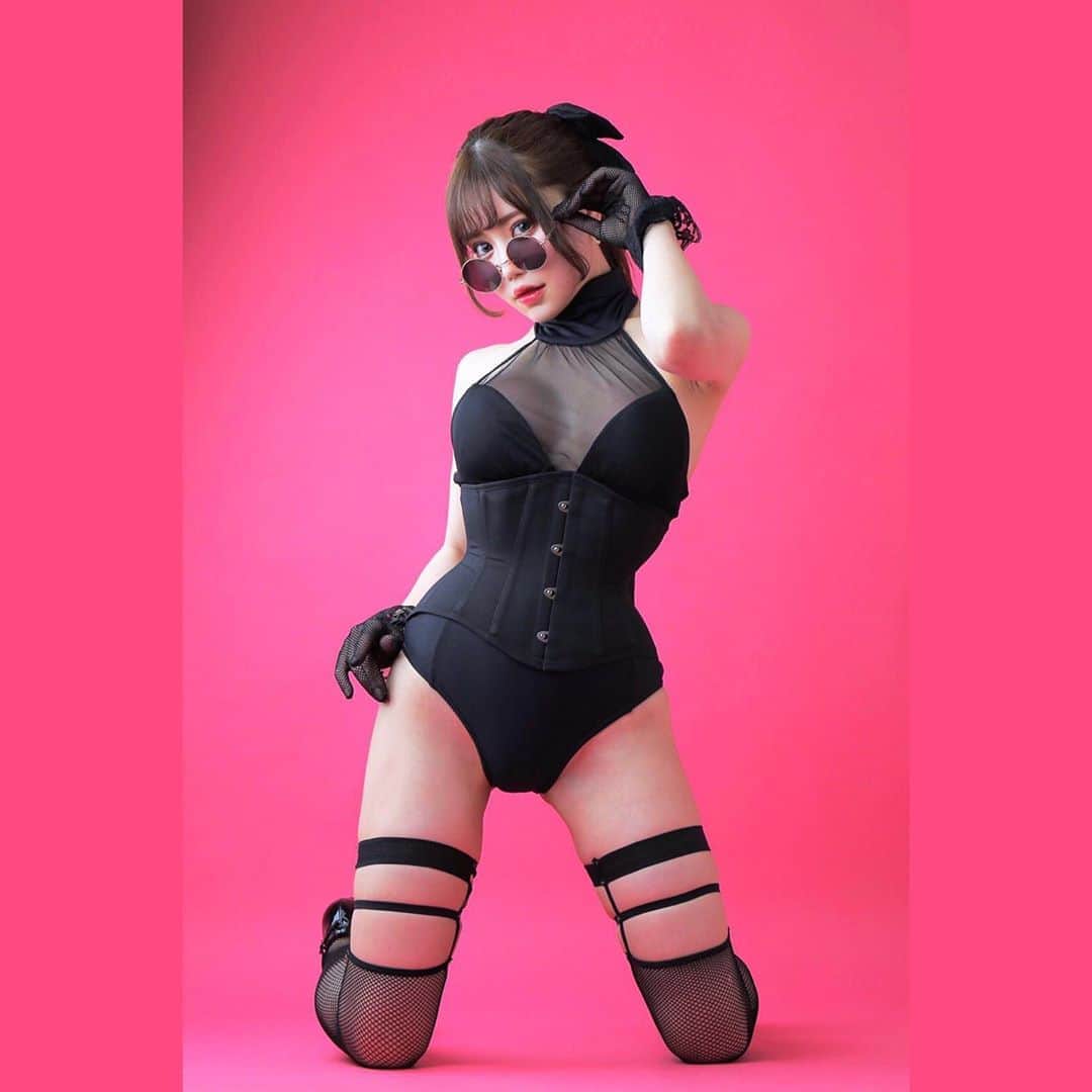 白田まい（白玉ろぷ）のインスタグラム：「サングラス🕶 #白田まい #pink #black #pinkgirl #モデル #撮影会モデル #グラビア #グラドル #japanesegirl #model」
